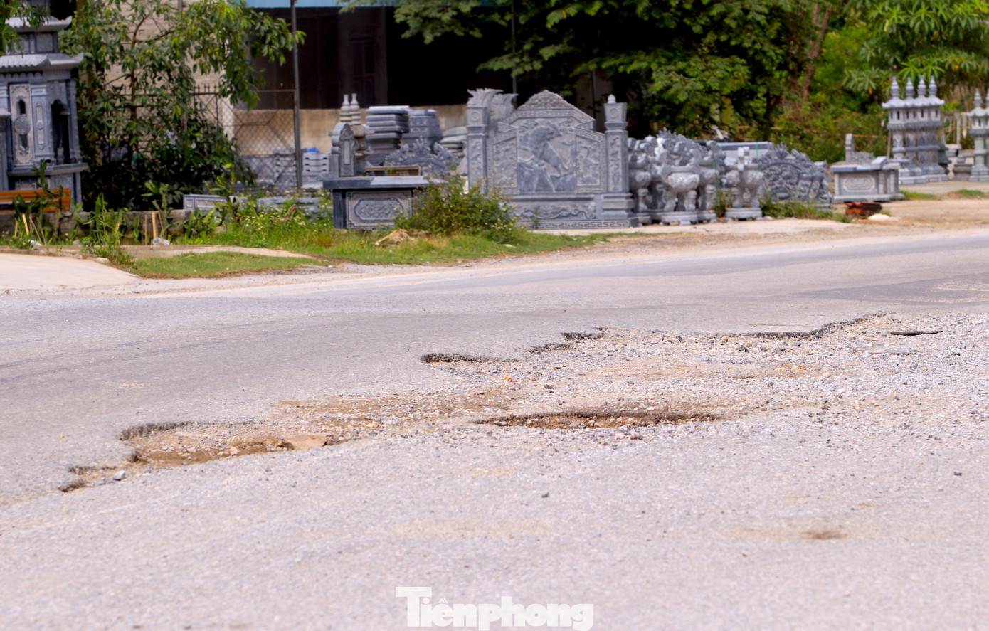 Nhiều điểm mặt đường xuống cấp trầm trọng, xuất hiện "ổ voi", "ổ gà" nhưng do mặt bằng chưa bàn giao nên đơn vị thi công không thể triển khai.