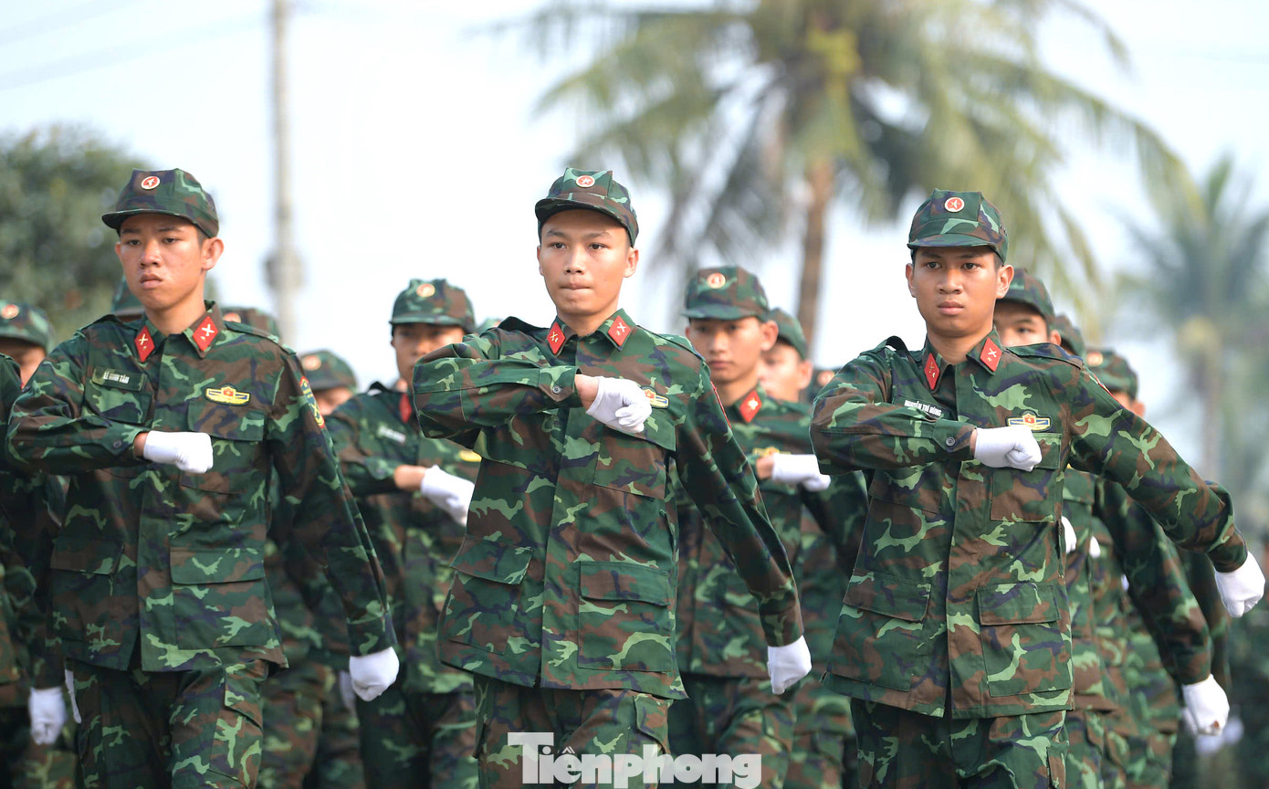 Các chiến sĩ trang nghiêm di chuyển vào khu vực diễn ra Lễ Thượng cờ. Các chiến sĩ trang nghiêm di chuyển vào khu vực diễn ra Lễ Thượng cờ.