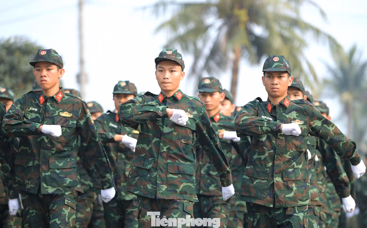 Các chiến sĩ trang nghiêm di chuyển vào khu vực diễn ra Lễ Thượng cờ. Các chiến sĩ trang nghiêm di chuyển vào khu vực diễn ra Lễ Thượng cờ.