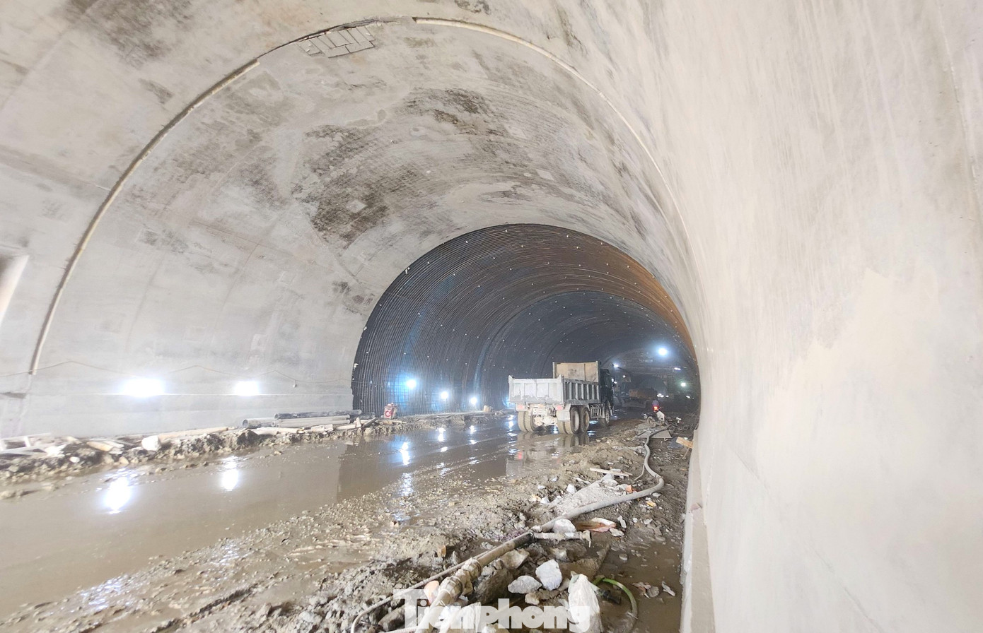 Trong vài ngày tới, công ty sẽ hoàn thiện việc thi công vỏ hầm. Theo đơn vị thi công, đến khoảng ngày 20/4 sẽ xong mặt đường hầm. Song song với đó, các hệ thống trong hầm, phòng cháy chữa cháy được lắp đặt hoàn thiện. Phấn đấu theo tinh thần chỉ đạo của Thủ tướng sẽ hoàn thành trước 30/4 để thông tuyến về đến nút giao quốc lộ 46. Trong vài ngày tới, công ty sẽ hoàn thiện việc thi công vỏ hầm. Theo đơn vị thi công, đến khoảng ngày 20/4 sẽ xong mặt đường hầm. Song song với đó, các hệ thống trong hầm, phòng cháy chữa cháy được lắp đặt hoàn thiện. Phấn đấu theo tinh thần chỉ đạo của Thủ tướng sẽ hoàn thành trước 30/4 để thông tuyến về đến nút giao quốc lộ 46.