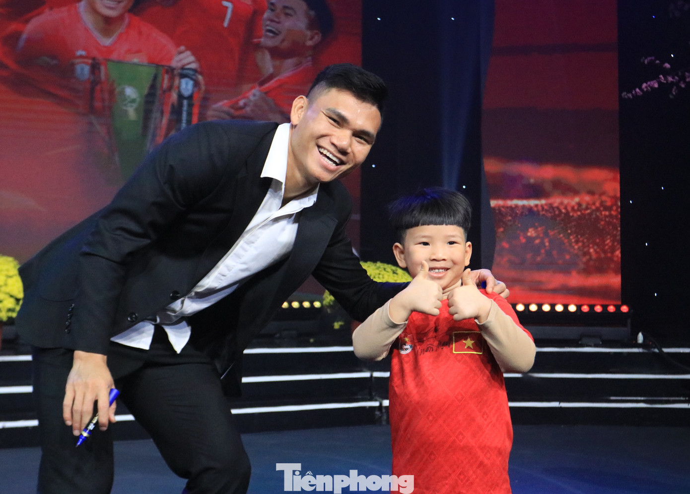 Cầu thủ Xuân Mạnh ký tên lên áo và chụp hình với một fan hâm mộ nhí tại chương trình. Cầu thủ Xuân Mạnh ký tên lên áo và chụp hình với một fan hâm mộ nhí tại chương trình.