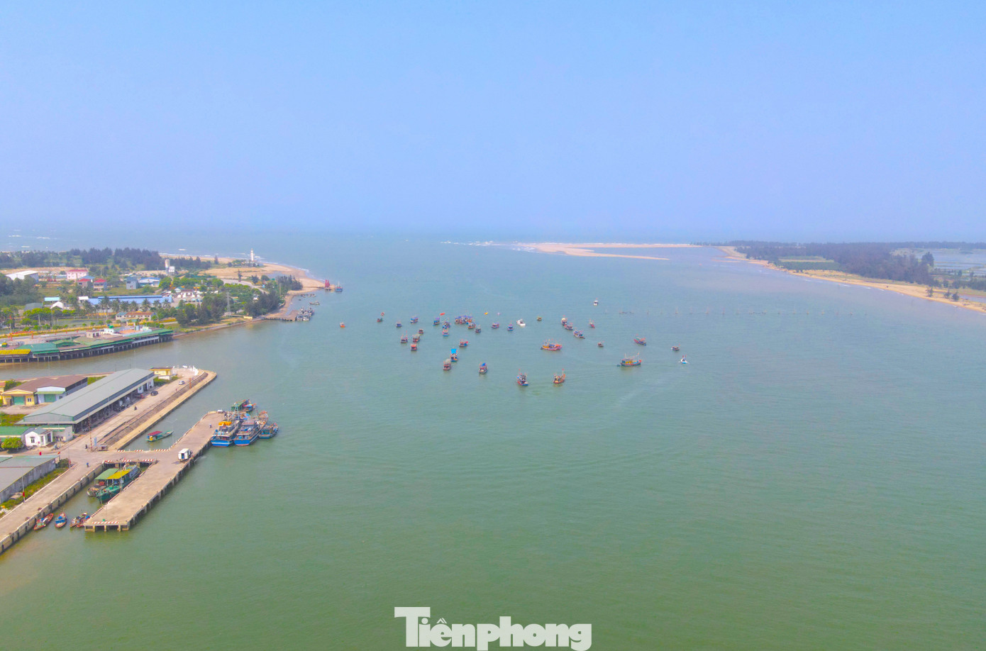 Từ bến cảng, đoàn thuyền lễ cùng hàng chục thuyền lớn nhỏ của ngư dân đi ra cửa biển rồi neo đậu lại để làm lễ cầu ngư.