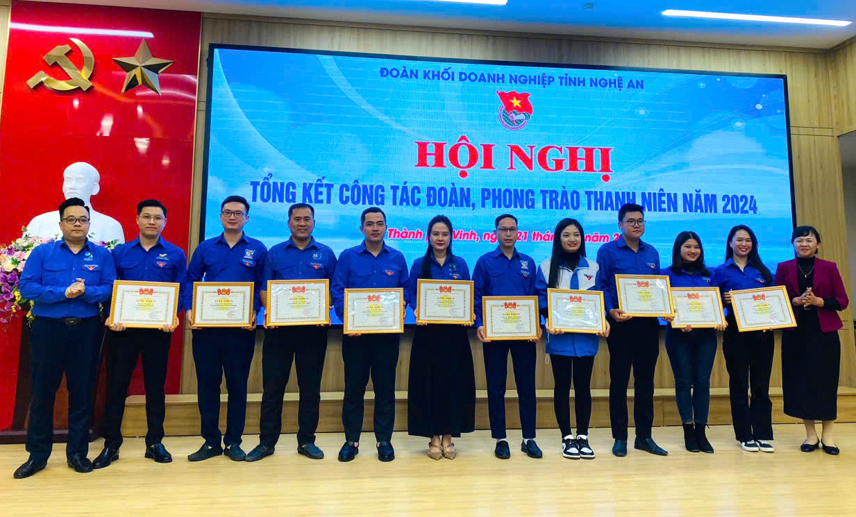 Khen thưởng 10 cá nhân xuất sắc trong công tác Đoàn.