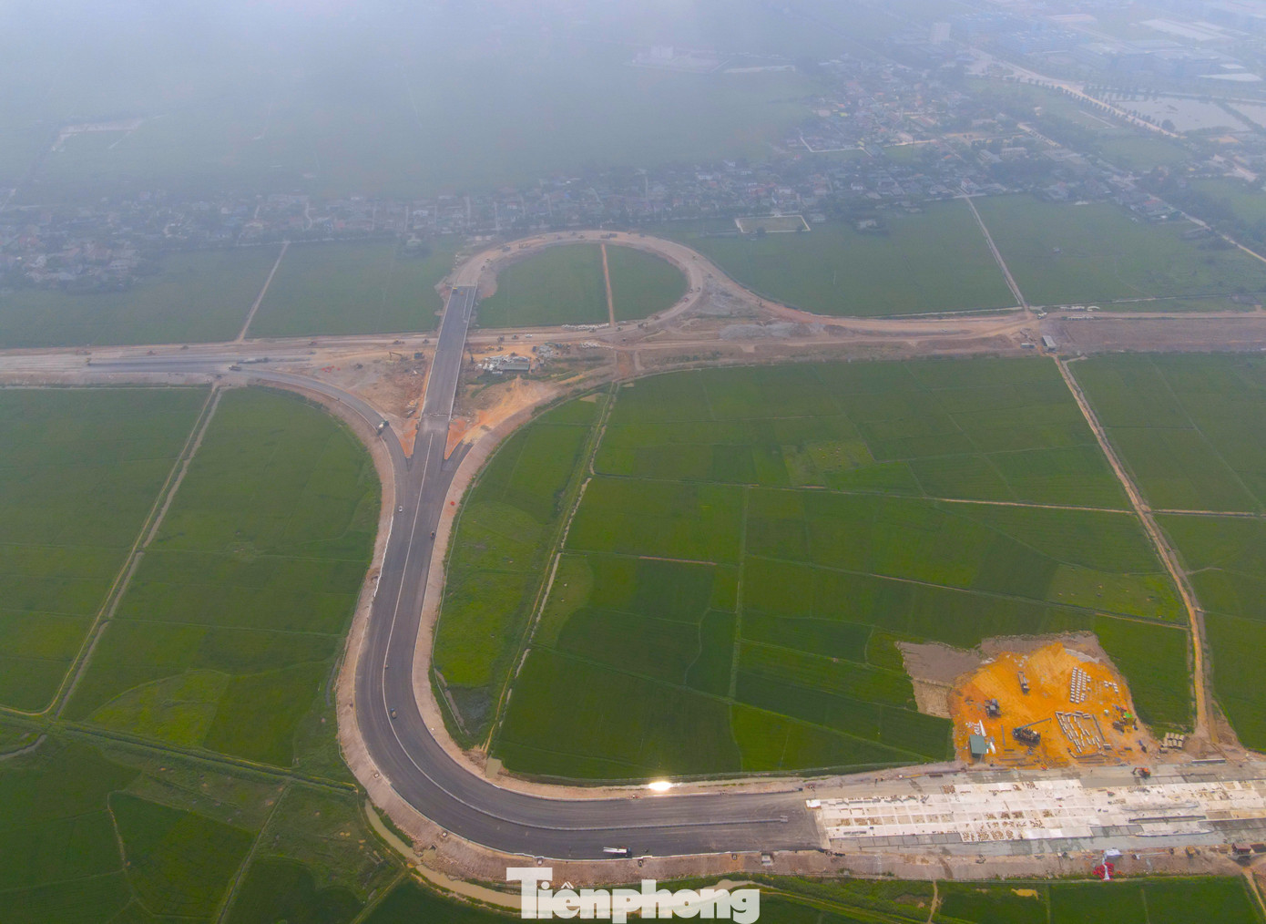 Nút giao thứ 3 của đoạn cao tốc Diễn Châu - Bãi Vọt tại quốc lộ 46B, đoạn qua xã Hưng Tây (huyện Hưng Nguyên, Nghệ An). 2 ngày trước lễ thông xe, nút giao này đang được hoàn thiện. Các đơn vị thi công đang thảm những mét đường cuối cùng để phục vụ người dân đi lại dịp lễ 30/4-1/5 tới đây.