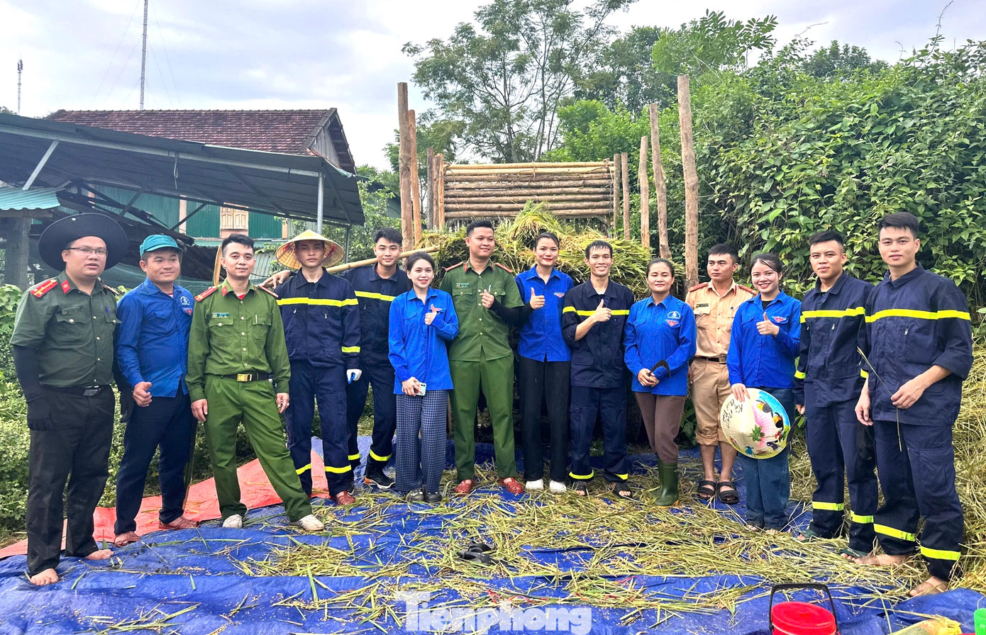 Hoạt động thể hiện tinh thần xung kích, tình nguyện của đoàn viên, thanh niên trong việc giúp nhân dân thu hoạch lúa vụ Hè Thu, phòng tránh thiệt hại do cơn bão số 3 gây ra. Hoạt động thể hiện tinh thần xung kích, tình nguyện của đoàn viên, thanh niên trong việc giúp nhân dân thu hoạch lúa vụ Hè Thu, phòng tránh thiệt hại do cơn bão số 3 gây ra.