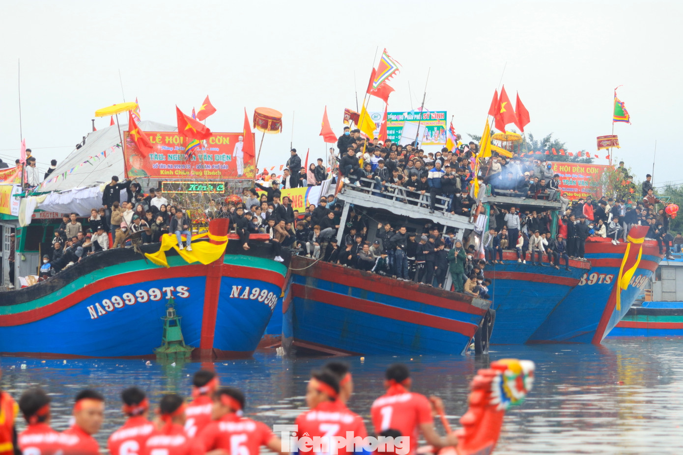 Để cổ vũ cho các đội đua, những chiếc tàu cá lớn được chủ tàu lái đến khu vực sông tổ chức giải đua để người dân lên thuyền ngồi cổ vũ. Để cổ vũ cho các đội đua, những chiếc tàu cá lớn được chủ tàu lái đến khu vực sông tổ chức giải đua để người dân lên thuyền ngồi cổ vũ.