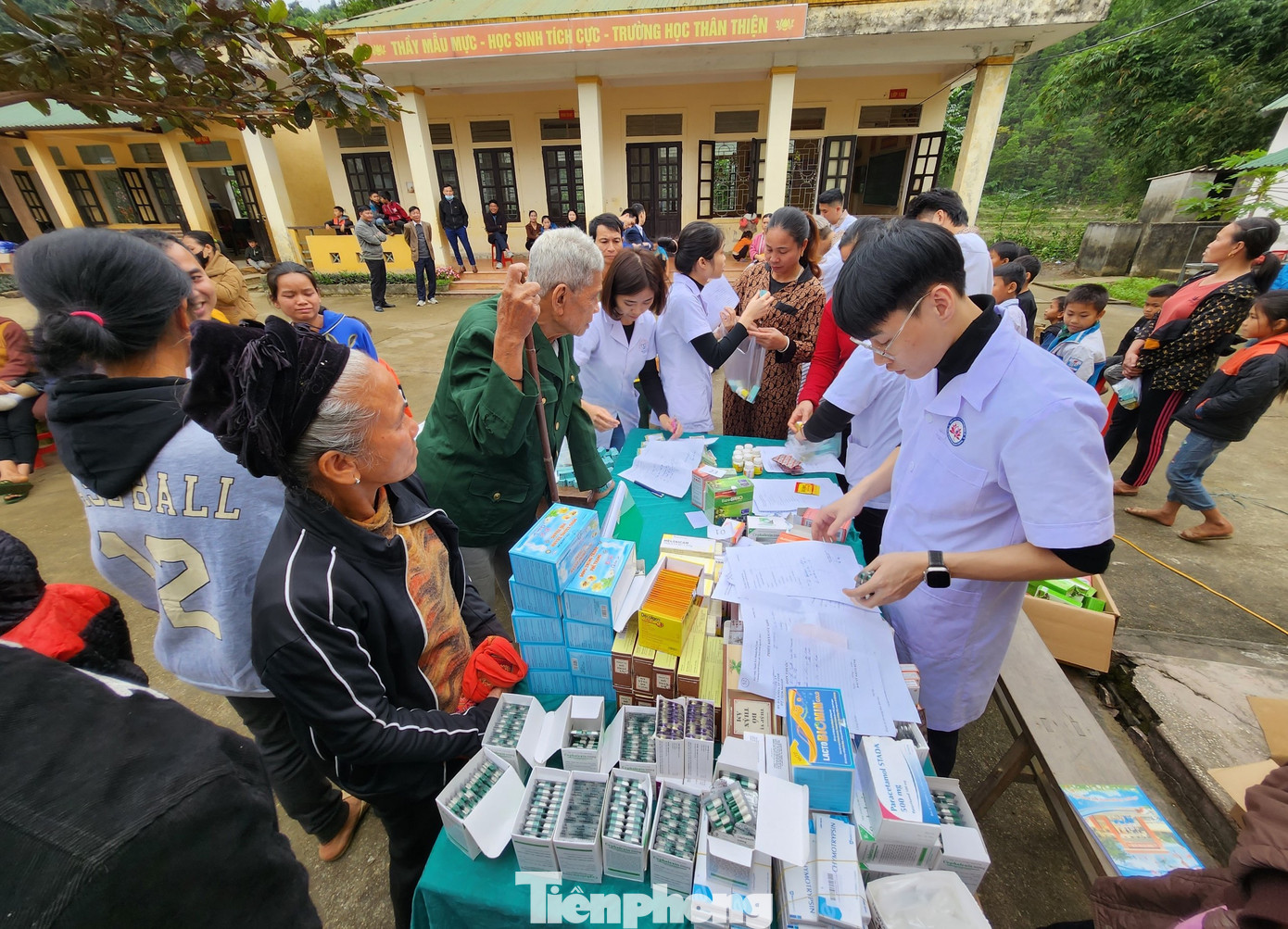 Sau khi khám, người dân sẽ được các bác sĩ tư vấn về những bệnh vừa phát hiện được đồng thời phát thuốc cho người dân để chữa bệnh và bồi dưỡng sức khỏe.