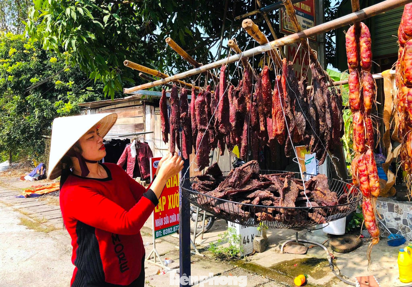 Cuối tháng 11 âm lịch hàng năm, những cơ sở sản xuất thịt trâu, bò gác bếp ở xã Xá Lượng (huyện Tương Dương, Nghệ An) lại tất bật vào vụ để bán Tết. Hàng ngày, mỗi cơ sở nơi đây phải mua từ 5 yến đến 1 tạ thịt trâu, bò về để chế biến món đặc sản đắt đỏ. Cuối tháng 11 âm lịch hàng năm, những cơ sở sản xuất thịt trâu, bò gác bếp ở xã Xá Lượng (huyện Tương Dương, Nghệ An) lại tất bật vào vụ để bán Tết. Hàng ngày, mỗi cơ sở nơi đây phải mua từ 5 yến đến 1 tạ thịt trâu, bò về để chế biến món đặc sản đắt đỏ.