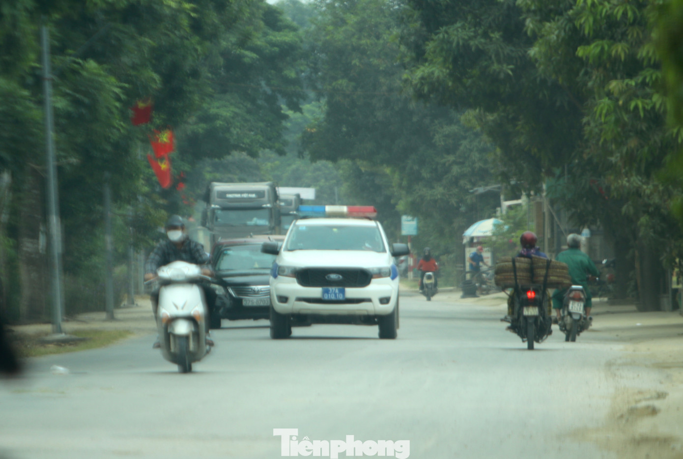 Quá trình ghi nhận thực tế trên tuyến Tỉnh lộ 542, PV ghi nhận có xe của lực lượng CSGT, xe Thanh tra giao thông đi tuần tra, kiểm tra. Tuy nhiên không hiểu sao vẫn còn tình trạng xe ben chạy ẩu, vượt ẩu, xe chở vật liệu để rơi vãi khi lưu thông trên tuyến đường này.