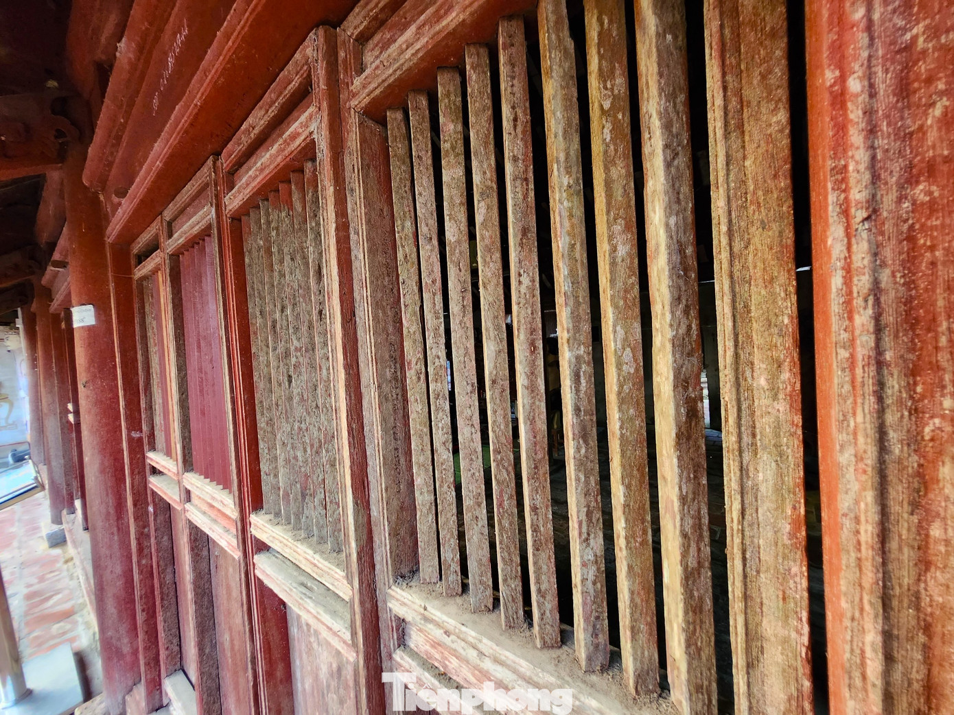 Hệ thống cửa, vách của đền đều được làm từ gỗ. Trải qua hàng trăm năm nhưng hệ thống này vẫn còn nguyên vẹn.