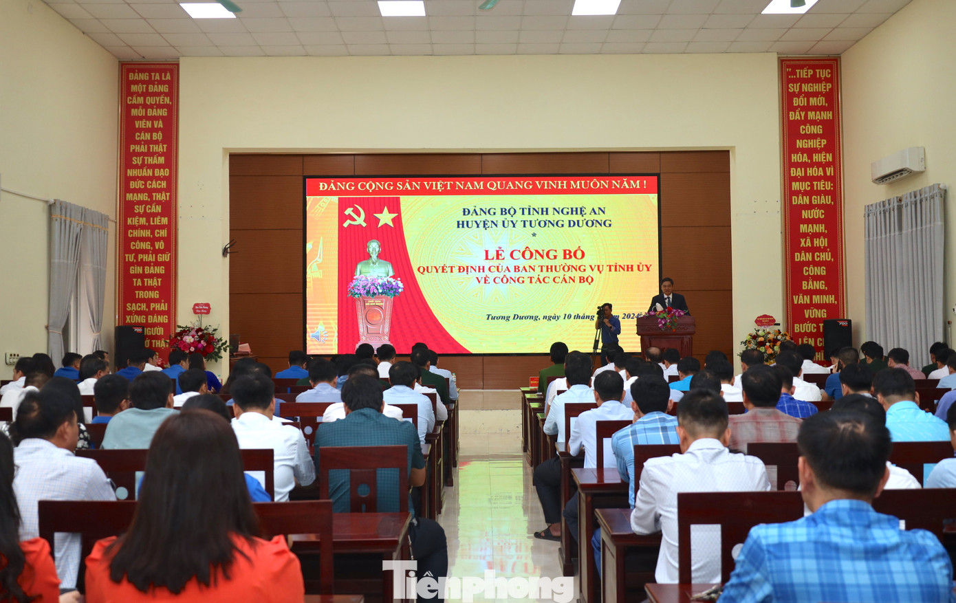 Toàn cảnh buổi lễ công bố bổ nhiệm Bí thư Huyện ủy Tương Dương (tỉnh Nghệ An).