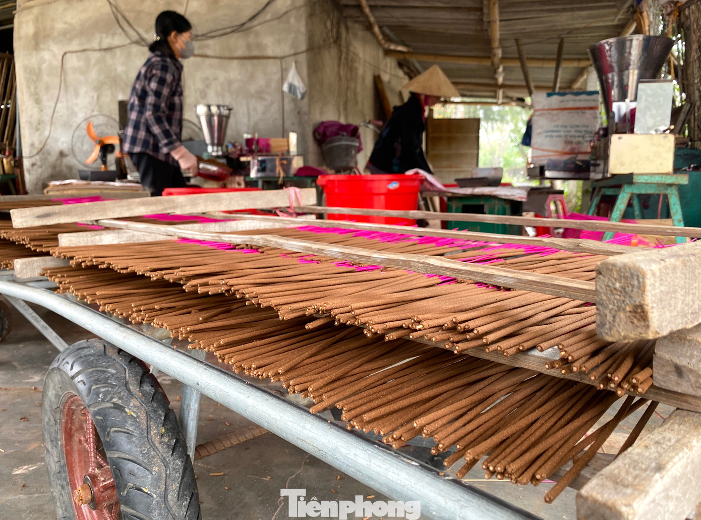 Hương ở làng nghề Tây Lân đa dạng mẫu mã và chủng loại. Các sản phẩm hương không chỉ được bán ở thị trường trong nước mà còn được xuất khẩu sang Lào.