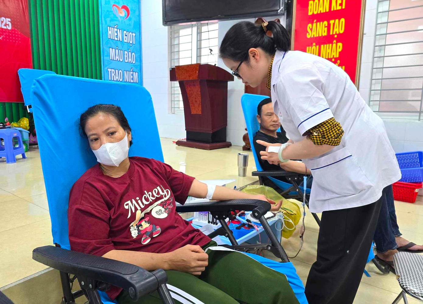 Nhận được lời kêu gọi, những ngày qua một số đơn vị, tổ chức, câu lạc bộ và cả cá nhân đã đến các cơ sở để hiến máu cứu người.