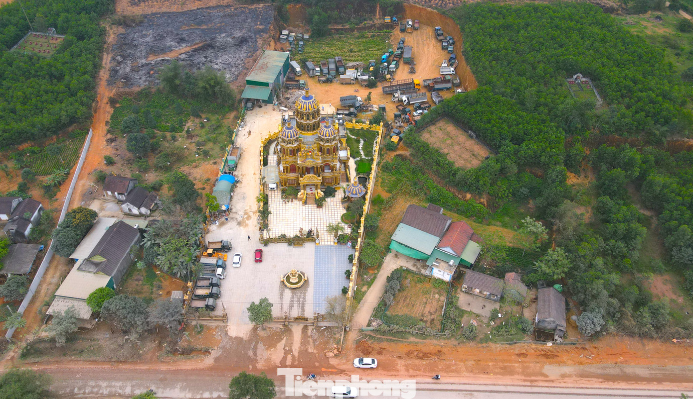 Tòa lâu đài được xây dựng trên mảnh đất rộng hơn 7.000m2. Mặt tiền khu đất là quốc lộ 7 đang được mở rộng có nhiều phương tiện lưu thông qua lại.