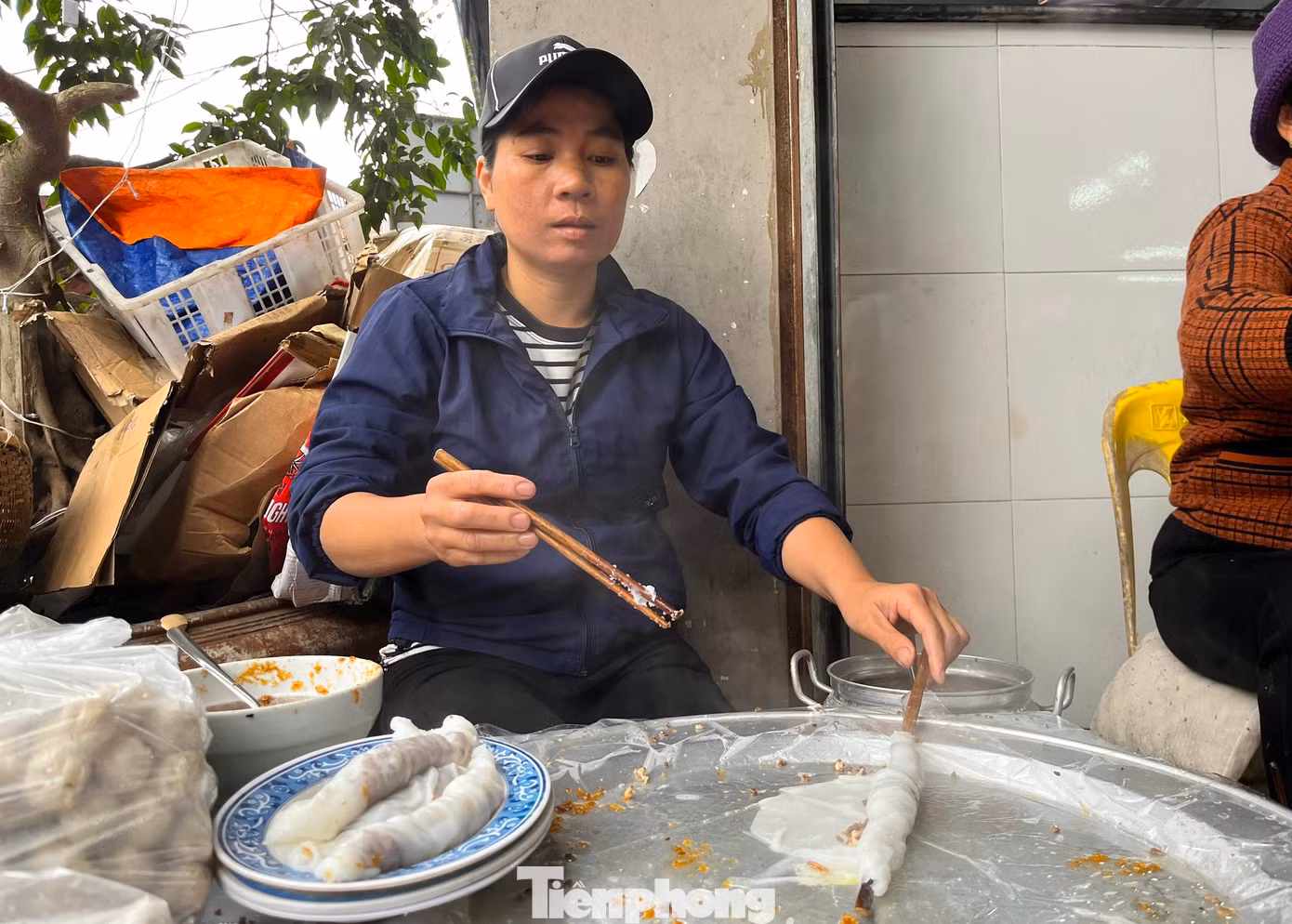 Cùng với việc nướng cá, sẽ có một người tráng bánh mướt, bánh cuốn để du khách mua ăn kèm với cá.