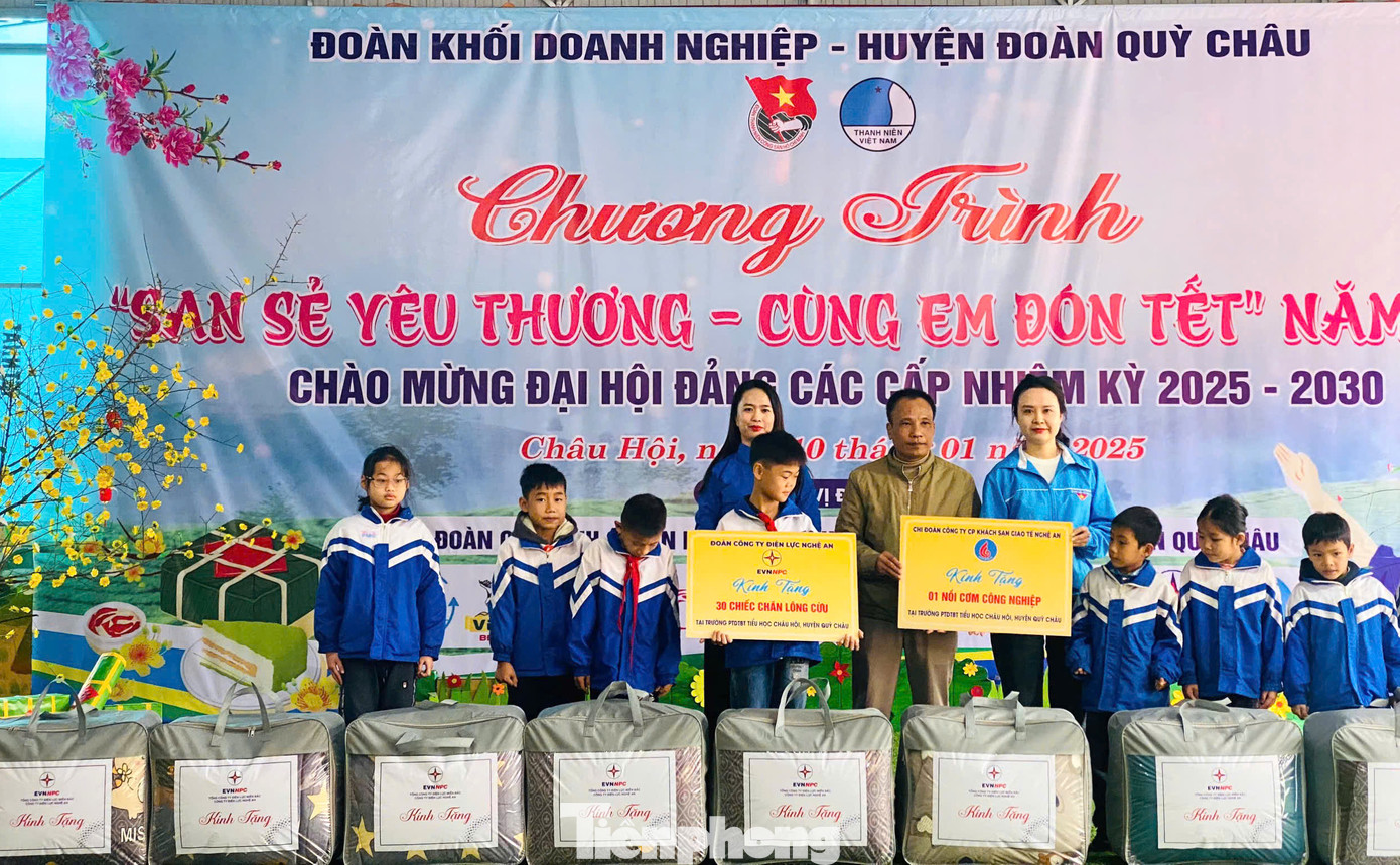 Tại chương trình, các đơn vị đồng hành đã trao tặng hàng trăm phần quà thiết thực bao gồm: 30 chăn lông cừu, 207 áo ấm, 900 quyển vở ô ly, 105 chiếc cặp sách, 200 bộ quần áo.