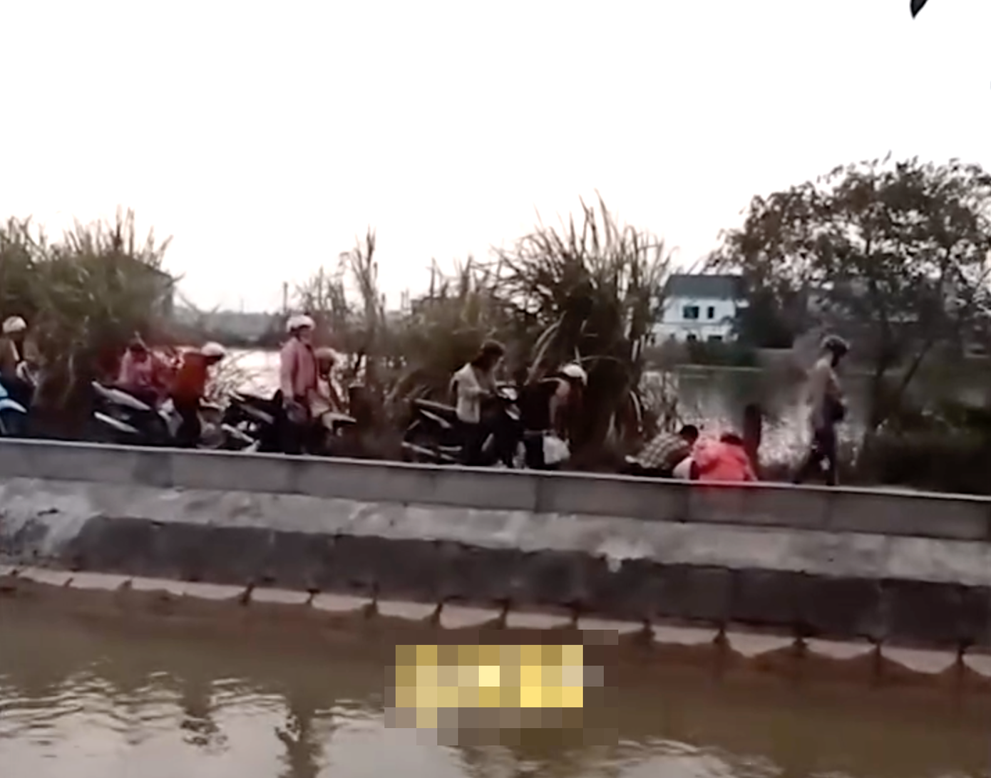 Tuyến đường này có hàng trăm công nhân đi làm hàng ngày. Sự việc đã khiến công nhân lo lắng.