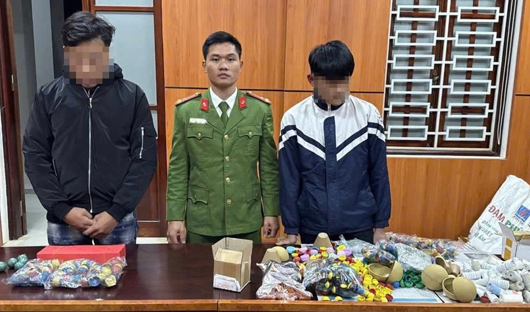 Việc học sinh mua hóa chất về tự chế pháo nổ tiềm ẩn nhiều rủi ro, nguy hiểm.