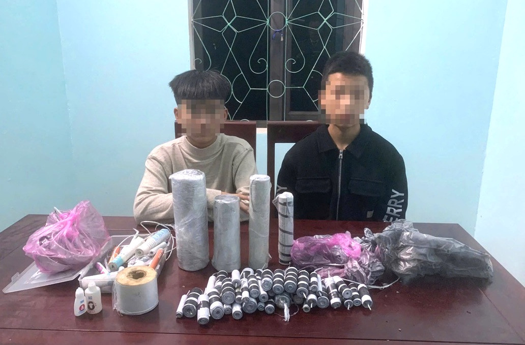 2 học sinh T.A.D. và T.P.S. cùng số pháo tự chế tại cơ quan công an.