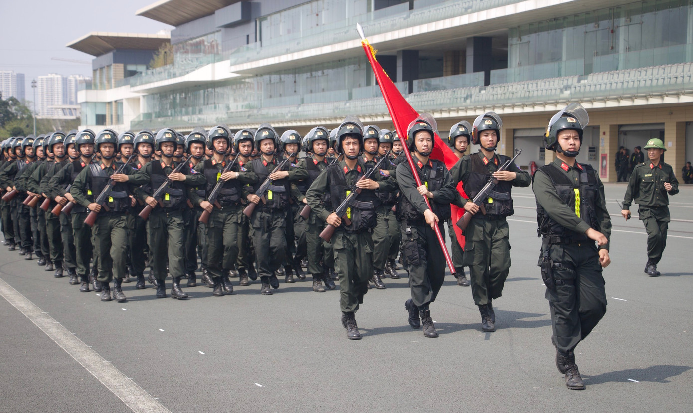 Trong hơn 3 tháng qua, 600 cán bộ chiến sĩ Trung đoàn CSCĐ Bắc Trung Bộ đã luôn quyết tâm, cố gắng, khắc phục mọi khó khăn, vất vả, không quản ngại nắng mưa tham gia tập luyện các nội dung phục vụ Lễ kỷ niệm 50 năm Ngày truyền thống lực lượng Cảnh sát cơ động và đón nhận danh hiệu Anh hùng lực lượng vũ trang nhân dân. Trong hơn 3 tháng qua, 600 cán bộ chiến sĩ Trung đoàn CSCĐ Bắc Trung Bộ đã luôn quyết tâm, cố gắng, khắc phục mọi khó khăn, vất vả, không quản ngại nắng mưa tham gia tập luyện các nội dung phục vụ Lễ kỷ niệm 50 năm Ngày truyền thống lực lượng Cảnh sát cơ động và đón nhận danh hiệu Anh hùng lực lượng vũ trang nhân dân.