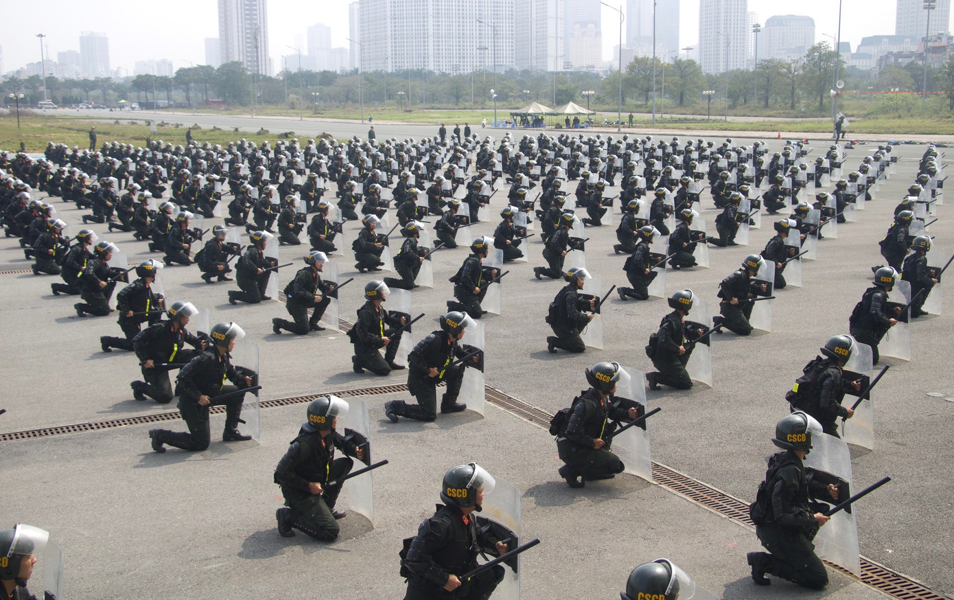 Trong hơn 3 tháng qua, 600 cán bộ chiến sĩ Trung đoàn CSCĐ Bắc Trung Bộ đã luôn quyết tâm, cố gắng, khắc phục mọi khó khăn, vất vả, không quản ngại nắng mưa tham gia tập luyện các nội dung phục vụ Lễ kỷ niệm 50 năm Ngày truyền thống lực lượng Cảnh sát cơ động và đón nhận danh hiệu Anh hùng lực lượng vũ trang nhân dân. Trong hơn 3 tháng qua, 600 cán bộ chiến sĩ Trung đoàn CSCĐ Bắc Trung Bộ đã luôn quyết tâm, cố gắng, khắc phục mọi khó khăn, vất vả, không quản ngại nắng mưa tham gia tập luyện các nội dung phục vụ Lễ kỷ niệm 50 năm Ngày truyền thống lực lượng Cảnh sát cơ động và đón nhận danh hiệu Anh hùng lực lượng vũ trang nhân dân.