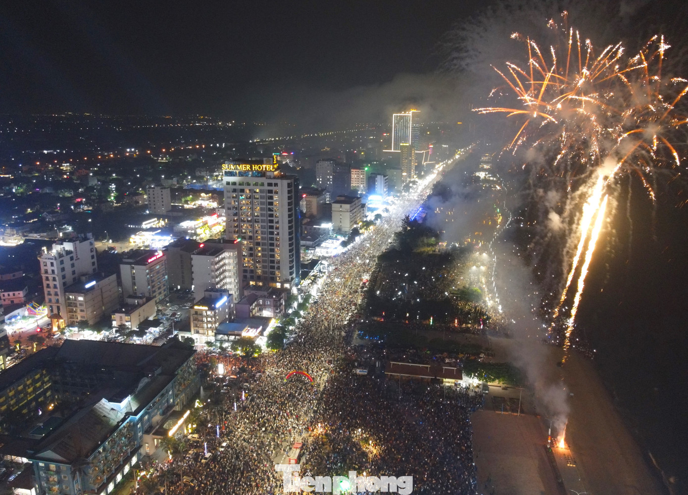 Màn bắn pháo hoa độc đáo thu hút sự quan tâm của hàng vạn khán giả.