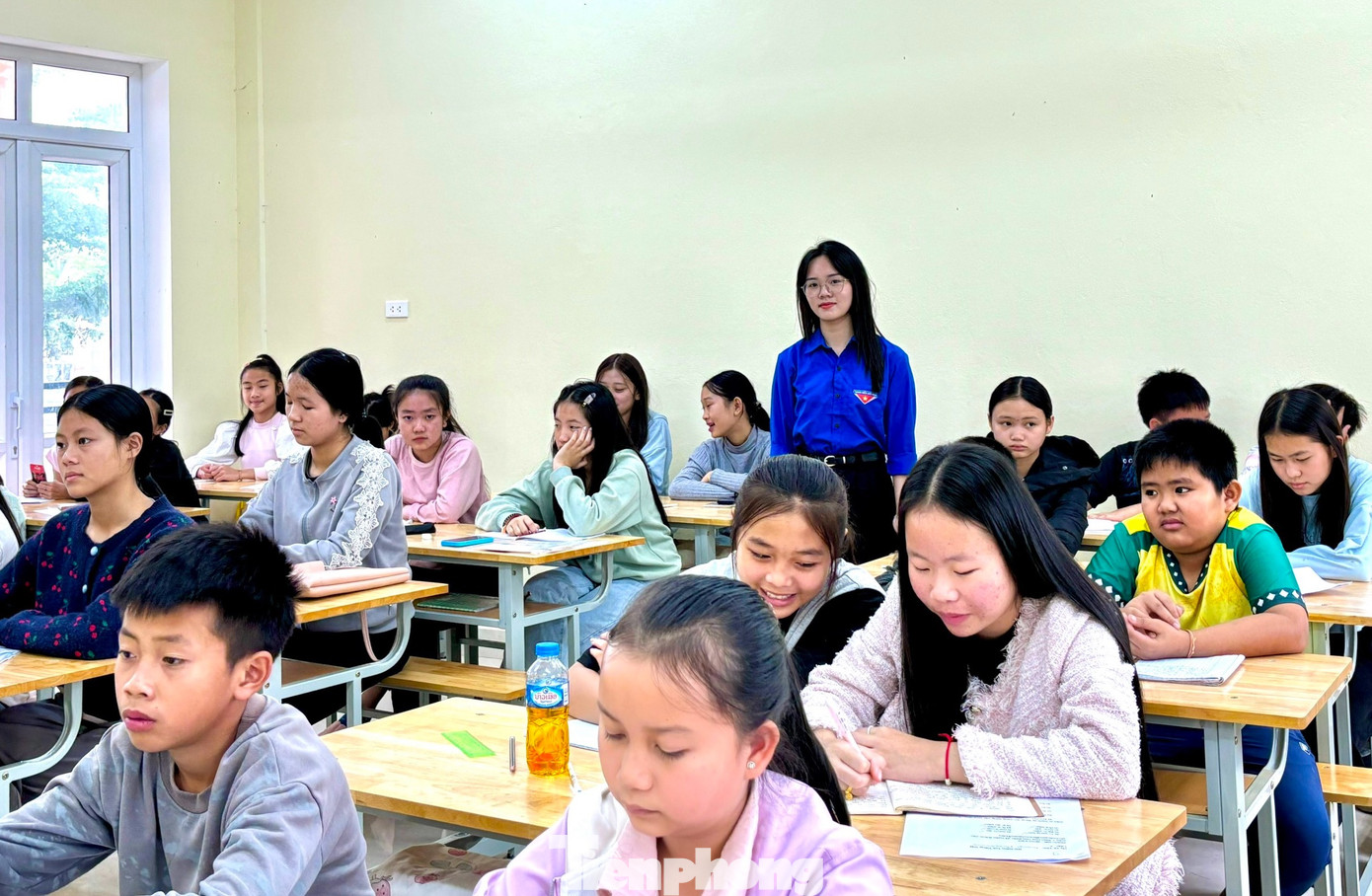 Trong đợt tình nguyện quốc tế kéo dài gần 1 tháng tại Lào, Lương Thị Vân Anh (Sinh viên năm thứ 4, Khóa 62 Khoa Công tác xã hội trường Đại học Vinh) được phân công tham gia dạy tiếng Việt cho các cán bộ tại Sở Tài chính và Sở Giao thông vận tải (Lào). Là người dân tộc Thái nên Vân Anh hiểu biết được tiếng nói của người Lào. Chính vì vậy, Vân Anh có thể dễ dàng truyền đạt tiếng Việt cho các cán bộ, người dân tại nước Lào. Ngoài dạy tiếng Việt cho cán bộ tại các sở, Vân Anh còn hỗ trợ dạy tiếng Việt cho các em học sinh từ tiểu học đến trung học cơ sở. "Thông qua Tỉnh Đoàn Xiêng Khoảng, chúng em mở lớp để mọi người đăng ký. Mọi người thích học tiếng Việt lắm nên lớp học lúc nào cũng đông từ 20-30 người. Ở các sở ngành, các cán bộ học để sau này sang Việt Nam công tác, du lịch. Còn các em học sinh học tiếng Việt để sau này sang du học, đi chơi cùng gia đình", Vân Anh nói và cho hay, mọi người rất thích và ham học tiếng Việt. Trong đợt tình nguyện quốc tế kéo dài gần 1 tháng tại Lào, Lương Thị Vân Anh (Sinh viên năm thứ 4, Khóa 62 Khoa Công tác xã hội trường Đại học Vinh) được phân công tham gia dạy tiếng Việt cho các cán bộ tại Sở Tài chính và Sở Giao thông vận tải (Lào). Là người dân tộc Thái nên Vân Anh hiểu biết được tiếng nói của người Lào. Chính vì vậy, Vân Anh có thể dễ dàng truyền đạt tiếng Việt cho các cán bộ, người dân tại nước Lào. Ngoài dạy tiếng Việt cho cán bộ tại các sở, Vân Anh còn hỗ trợ dạy tiếng Việt cho các em học sinh từ tiểu học đến trung học cơ sở. "Thông qua Tỉnh Đoàn Xiêng Khoảng, chúng em mở lớp để mọi người đăng ký. Mọi người thích học tiếng Việt lắm nên lớp học lúc nào cũng đông từ 20-30 người. Ở các sở ngành, các cán bộ học để sau này sang Việt Nam công tác, du lịch. Còn các em học sinh học tiếng Việt để sau này sang du học, đi chơi cùng gia đình", Vân Anh nói và cho hay, mọi người rất thích và ham học tiếng Việt.