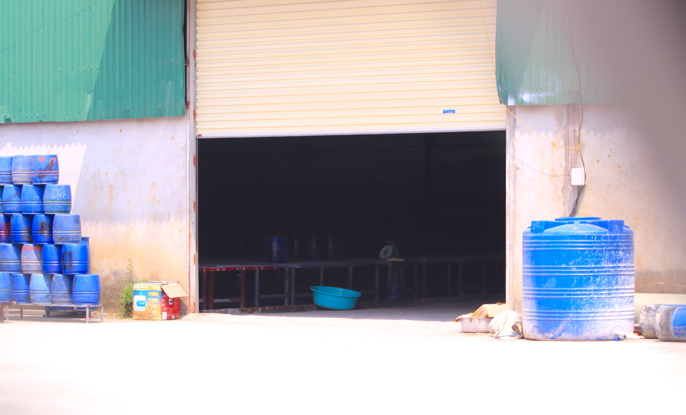 Ghi nhận của PV, ngày 21/4 tại cơ sở sản xuất giá đỗ ở phường Trung Đô có một số nhân viên đang dọn dẹp. Xung quanh vẫn còn nhiều giá, thùng nhựa, dụng cụ để phục vụ sản xuất giá đỗ. Ghi nhận của PV, ngày 21/4 tại cơ sở sản xuất giá đỗ ở phường Trung Đô có một số nhân viên đang dọn dẹp. Xung quanh vẫn còn nhiều giá, thùng nhựa, dụng cụ để phục vụ sản xuất giá đỗ.