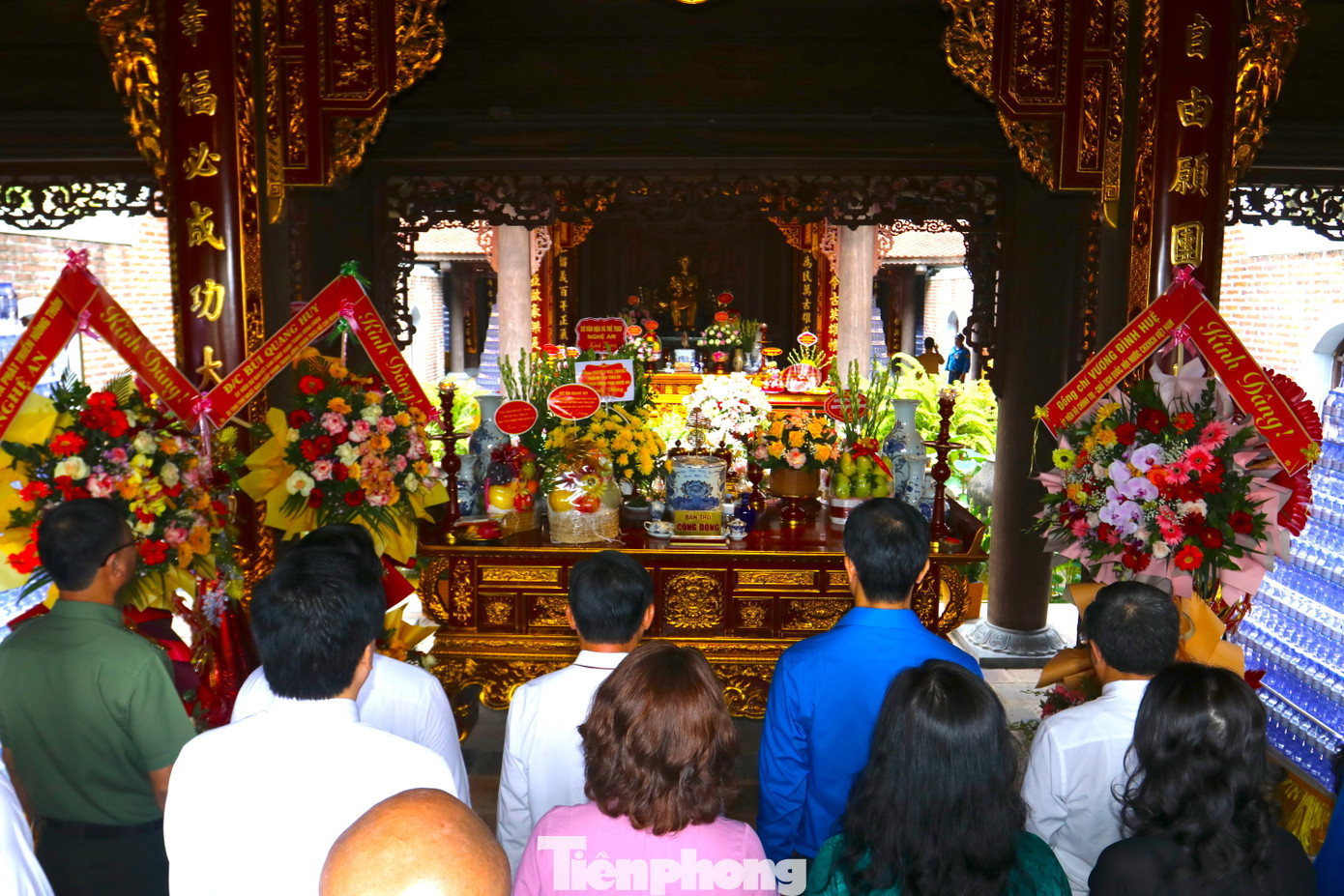 Các đại biểu thành kính trước bàn thờ Đền thờ gia tiên Chủ tịch Hồ Chí Minh. Các đại biểu thành kính trước bàn thờ Đền thờ gia tiên Chủ tịch Hồ Chí Minh.