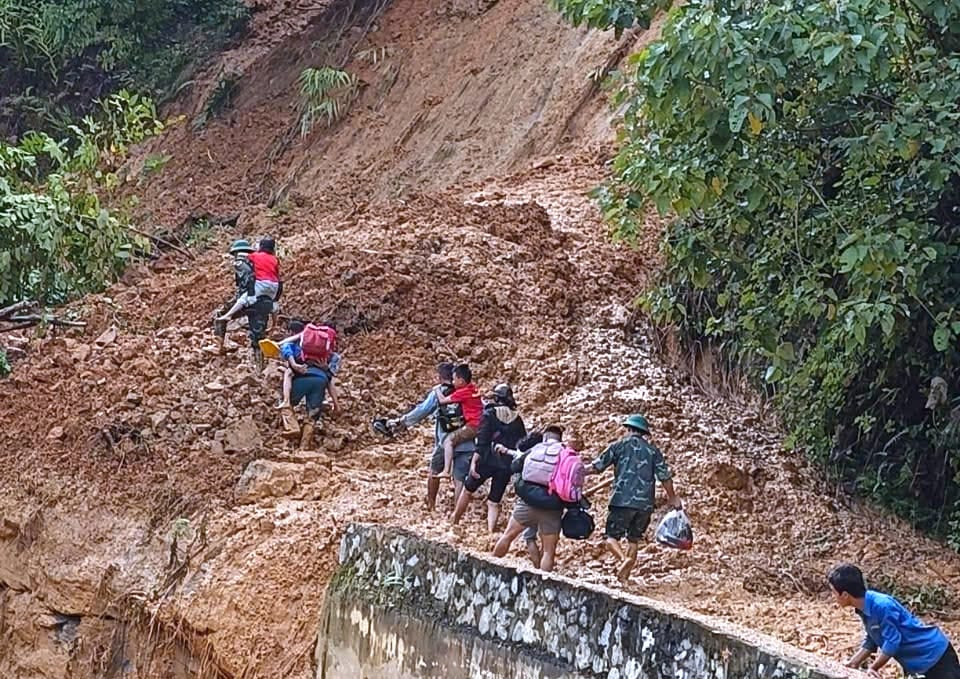 Đường bị đất đá vùi lấp nên các phương tiện ô tô, xe máy không thể đi qua. Sau khi trời tạnh mưa, lực lượng chức năng đã canh gác hai đầu để hỗ trợ người dân lội bộ qua các đoạn đường sạt lở.