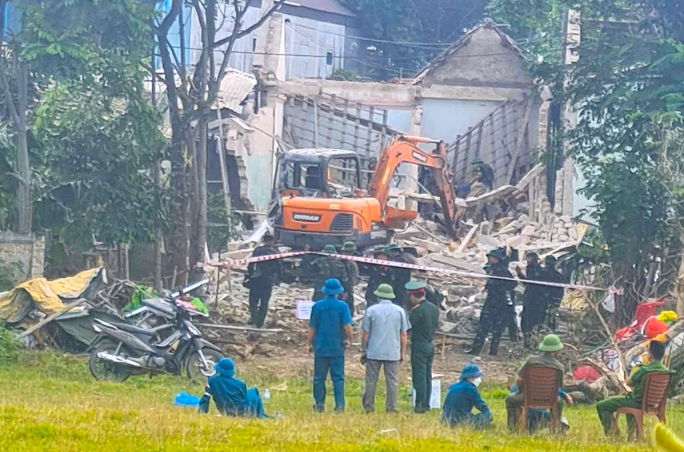 Lực lượng chức năng triển khai rà vật liệu nổ tại hiện trường. Lực lượng chức năng triển khai rà vật liệu nổ tại hiện trường.