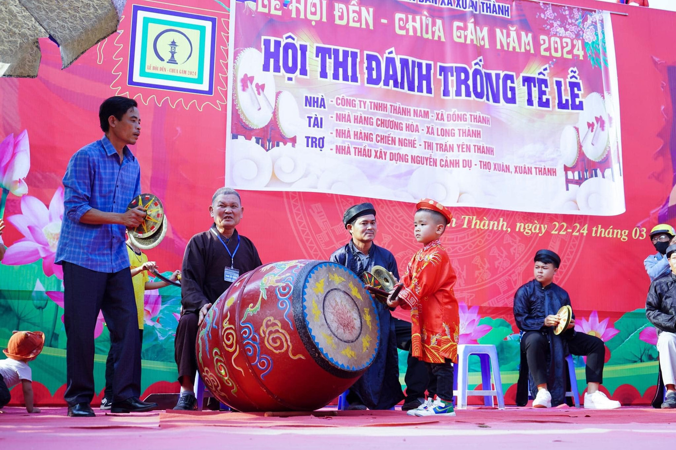 Sau khi các đội thi xong, ban tổ chức để một số cháu nhỏ có năng khiếu lên đánh trống giao lưu đã khiến nhiều khán giả bất ngờ vì tài năng của các cháu nhỏ. Ảnh: Phật giáo Yên Thành.