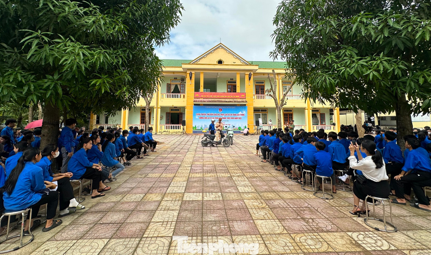 Tuyên truyền phổ biến giáo dục pháp luật cho đoàn viên, học sinh.