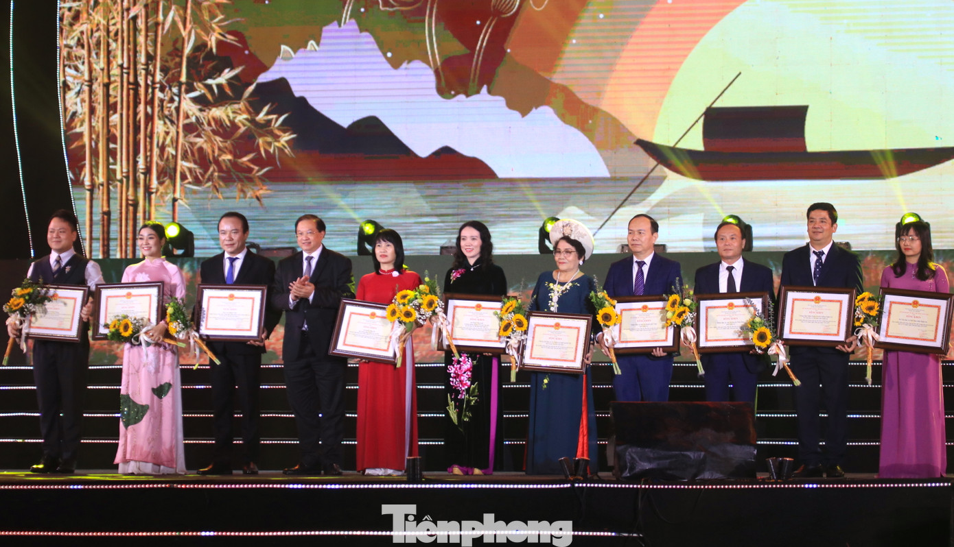 Bộ Văn hóa, Thể thao và Du lịch đã tặng bằng khen cho 10 tập thể và cá nhân.