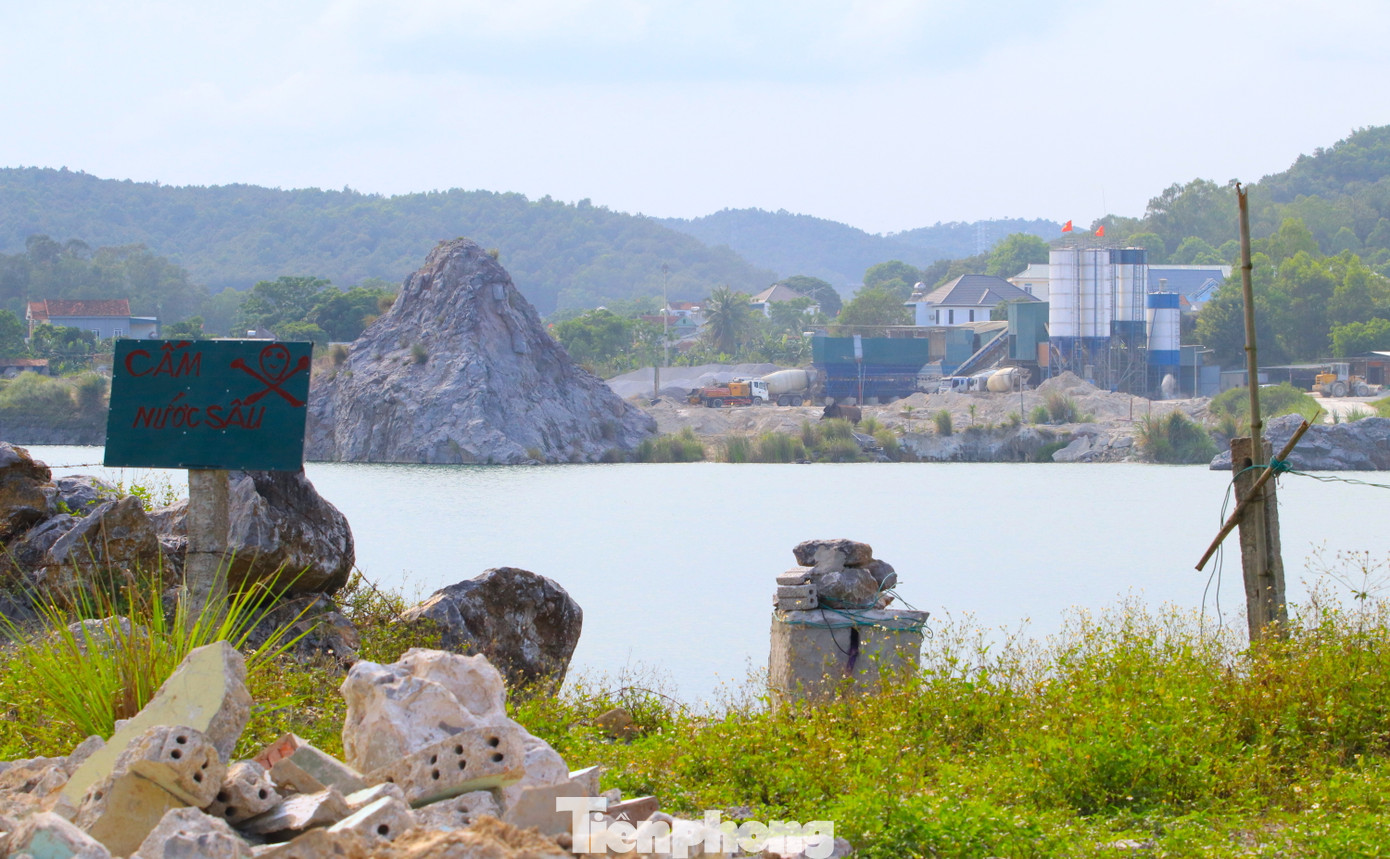 Nhiều điểm có biển cảnh báo nhưng hàng rào đã bị đổ gãy, tháo dỡ.