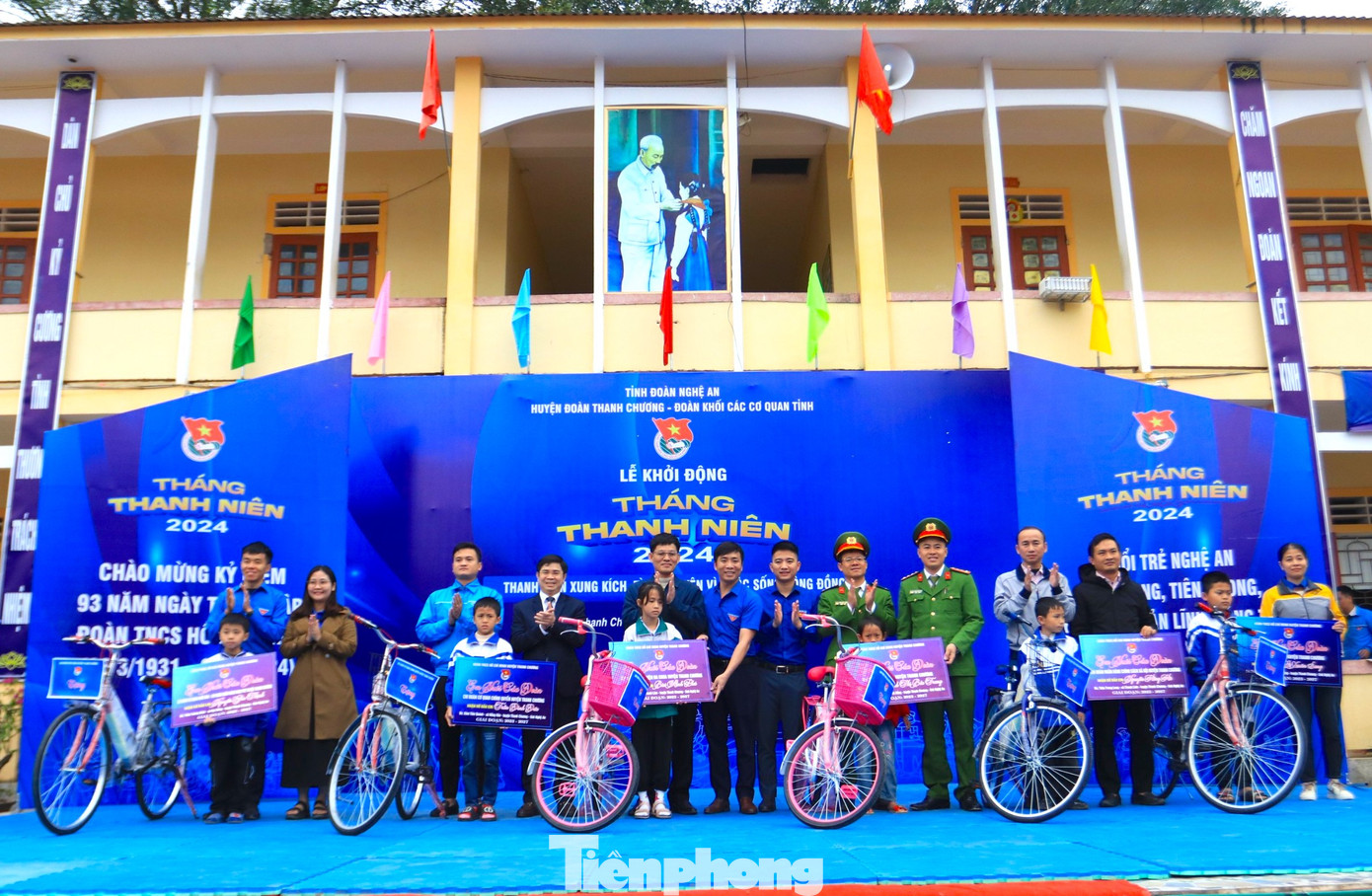 Tại Lễ khởi động, các Chi đoàn trực thuộc đã trao tặng 6 chiếc xe đạp cho 6 em học sinh có hoàn cảnh khó khăn trên địa bàn. Đây là hoạt động của chương trình “Em nuôi của Đoàn” trong kế hoạch của Ban Thường vụ Huyện Đoàn về việc đảm nhận, chăm sóc giúp đỡ thanh thiếu nhi có hoàn cảnh đặc biệt khó khăn vươn lên học tập tốt trên địa bàn giai đoạn 2023 - 2027. Hoạt động nhằm góp phần động viên các em học sinh có hoàn cảnh khó khăn nỗ lực vươn lên học tập tốt và tiếp tục nuôi dưỡng ước mơ. Tại Lễ khởi động, các Chi đoàn trực thuộc đã trao tặng 6 chiếc xe đạp cho 6 em học sinh có hoàn cảnh khó khăn trên địa bàn. Đây là hoạt động của chương trình “Em nuôi của Đoàn” trong kế hoạch của Ban Thường vụ Huyện Đoàn về việc đảm nhận, chăm sóc giúp đỡ thanh thiếu nhi có hoàn cảnh đặc biệt khó khăn vươn lên học tập tốt trên địa bàn giai đoạn 2023 - 2027. Hoạt động nhằm góp phần động viên các em học sinh có hoàn cảnh khó khăn nỗ lực vươn lên học tập tốt và tiếp tục nuôi dưỡng ước mơ.