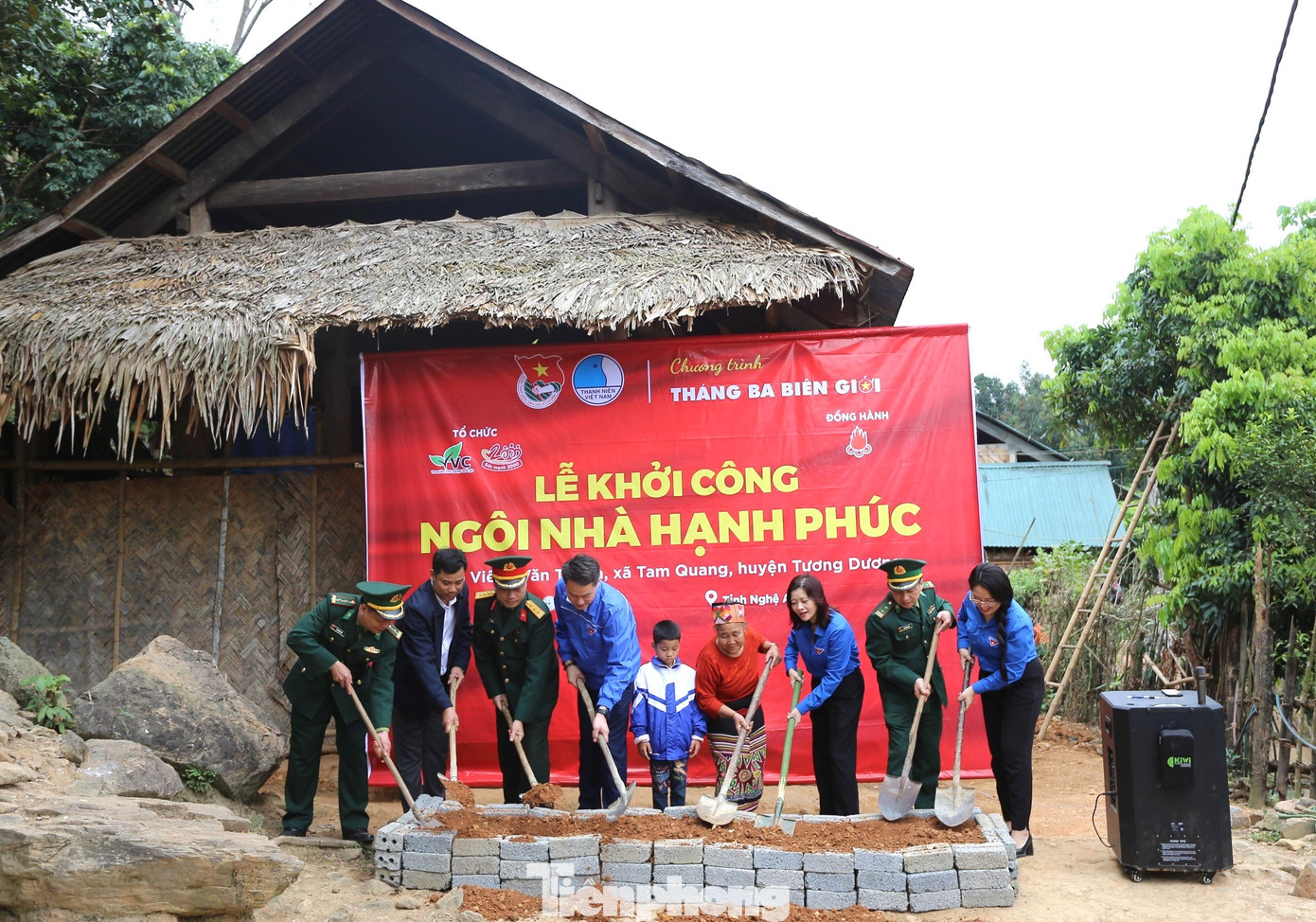 Ban tổ chức và các đại biểu sau đó đã tiến hành nghi thức khởi công xây dựng "Ngôi nhà Hạnh phúc" cho gia đình em Viêng Văn Thành trị giá 80 triệu đồng. Phía Đồn Biên phòng Tam Quang cùng các lực lượng chức năng địa phương sẽ hỗ trợ ngày công xây dựng và giúp đỡ để sớm hoàn thành đưa căn nhà vào cho gia đình em Thành sử dụng. Được tài trợ xây dựng "Ngôi nhà hạnh Phúc", bà Lô Thị Lợi gửi lời cảm ơn tới Ban tổ chức chương trình "Tháng Ba biên giới", các đoàn viên thanh niên, cơ quan chức năng, chính quyền địa phương, lực lượng Bộ đội Biên phòng đã giúp đỡ, xây dựng ngôi nhà cho bà cháu có nơi ở kiên cố và ấm áp. Ban tổ chức và các đại biểu sau đó đã tiến hành nghi thức khởi công xây dựng "Ngôi nhà Hạnh phúc" cho gia đình em Viêng Văn Thành trị giá 80 triệu đồng. Phía Đồn Biên phòng Tam Quang cùng các lực lượng chức năng địa phương sẽ hỗ trợ ngày công xây dựng và giúp đỡ để sớm hoàn thành đưa căn nhà vào cho gia đình em Thành sử dụng. Được tài trợ xây dựng "Ngôi nhà hạnh Phúc", bà Lô Thị Lợi gửi lời cảm ơn tới Ban tổ chức chương trình "Tháng Ba biên giới", các đoàn viên thanh niên, cơ quan chức năng, chính quyền địa phương, lực lượng Bộ đội Biên phòng đã giúp đỡ, xây dựng ngôi nhà cho bà cháu có nơi ở kiên cố và ấm áp.