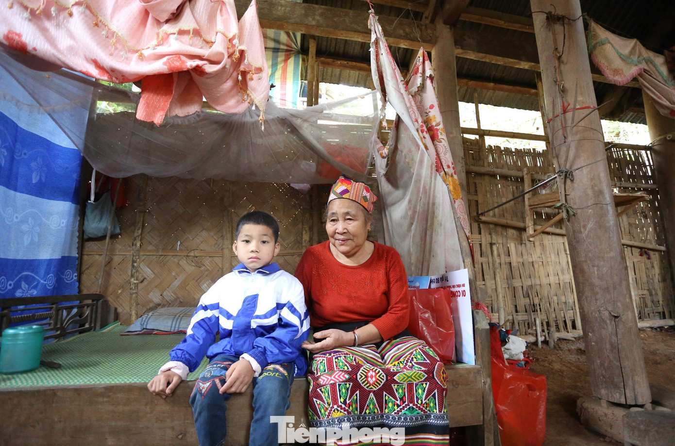 Hoàn cảnh gia đình em Viêng Văn Thành rất khó khăn. Khi Thành mới sinh được 4 tháng, bố của em bị ung thư phổi rồi mất. Năm lên 2 tuổi, mẹ của Thành bỏ đi. Hiện em Thành ở cùng với bà nội là Lô Thị Lợi (71 tuổi) trong căn nhà tranh vách nứa. Hoàn cảnh gia đình em Viêng Văn Thành rất khó khăn. Khi Thành mới sinh được 4 tháng, bố của em bị ung thư phổi rồi mất. Năm lên 2 tuổi, mẹ của Thành bỏ đi. Hiện em Thành ở cùng với bà nội là Lô Thị Lợi (71 tuổi) trong căn nhà tranh vách nứa.