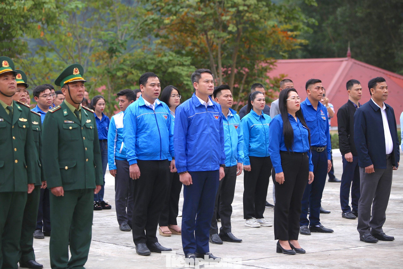 Sáng 26/2, trước khi triển khai các chương trình trong chuỗi hoạt động của chương trình "Tháng Ba biên giới", các chiến sỹ Bộ đội Biên phòng, các đại biểu, các đoàn viên thanh niên tỉnh Nghệ An đã tiến hành làm lễ chào cờ tại Đồn Biên phòng Tam Quang. Sáng 26/2, trước khi triển khai các chương trình trong chuỗi hoạt động của chương trình "Tháng Ba biên giới", các chiến sỹ Bộ đội Biên phòng, các đại biểu, các đoàn viên thanh niên tỉnh Nghệ An đã tiến hành làm lễ chào cờ tại Đồn Biên phòng Tam Quang.