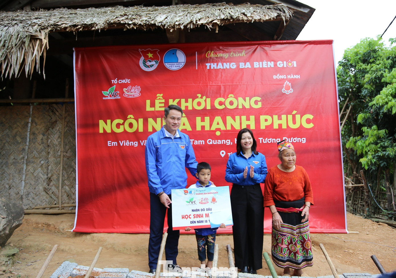 Sau khi thăm hỏi, động viên, anh Nguyễn Kim Quy - UV BTV, Trưởng ban Đoàn kết tập hợp Thanh niên T.Ư Đoàn, Phó Chủ tịch Thường trực T.Ư Hội Liên hiệp Thanh niên Việt Nam và chị Đỗ Thị Kim Hoa - UV Đoàn Chủ tịch Ủy ban T.Ư Hội Liên hiệp thanh niên Việt Nam, Giám đốc Trung tâm Tình nguyện Quốc gia đã trao tặng quà và nhận đỡ đầu em Viêng Văn Thành đến năm 18 tuổi. Sau khi thăm hỏi, động viên, anh Nguyễn Kim Quy - UV BTV, Trưởng ban Đoàn kết tập hợp Thanh niên T.Ư Đoàn, Phó Chủ tịch Thường trực T.Ư Hội Liên hiệp Thanh niên Việt Nam và chị Đỗ Thị Kim Hoa - UV Đoàn Chủ tịch Ủy ban T.Ư Hội Liên hiệp thanh niên Việt Nam, Giám đốc Trung tâm Tình nguyện Quốc gia đã trao tặng quà và nhận đỡ đầu em Viêng Văn Thành đến năm 18 tuổi.