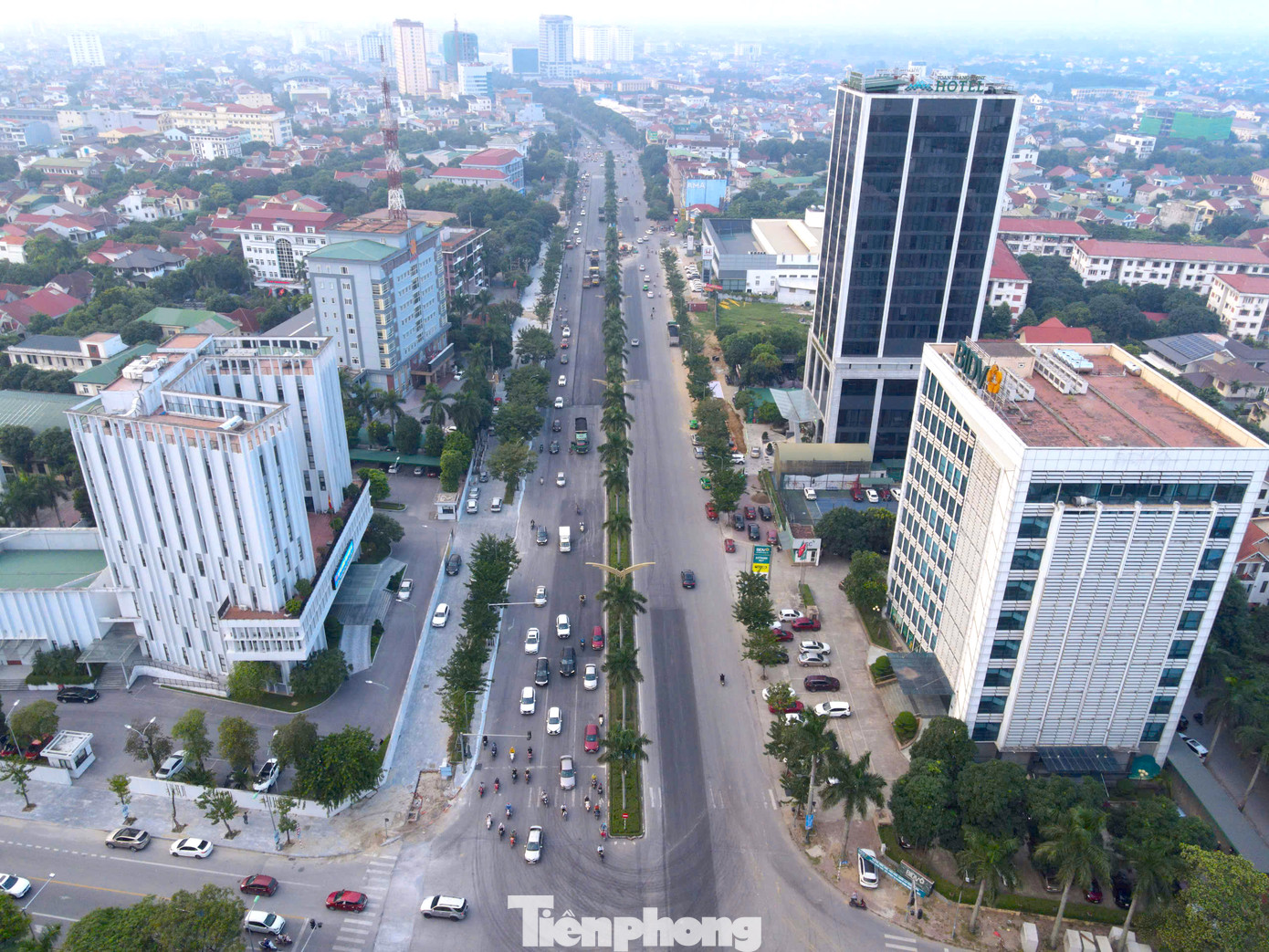 Trong đó, giai đoạn 1 đầu tư hơn 136 tỷ đồng để thảm lại mặt đường, sửa hệ thống cống, hộp kỹ thuật ngầm ngang đường; điều chỉnh một số dải phân cách cứng, quay đầu xe. Giai đoạn 2 hơn 420 tỷ đồng sẽ tiến hành làm vỉa hè 2 bên đường và hạ ngầm hệ thống điện, cáp.