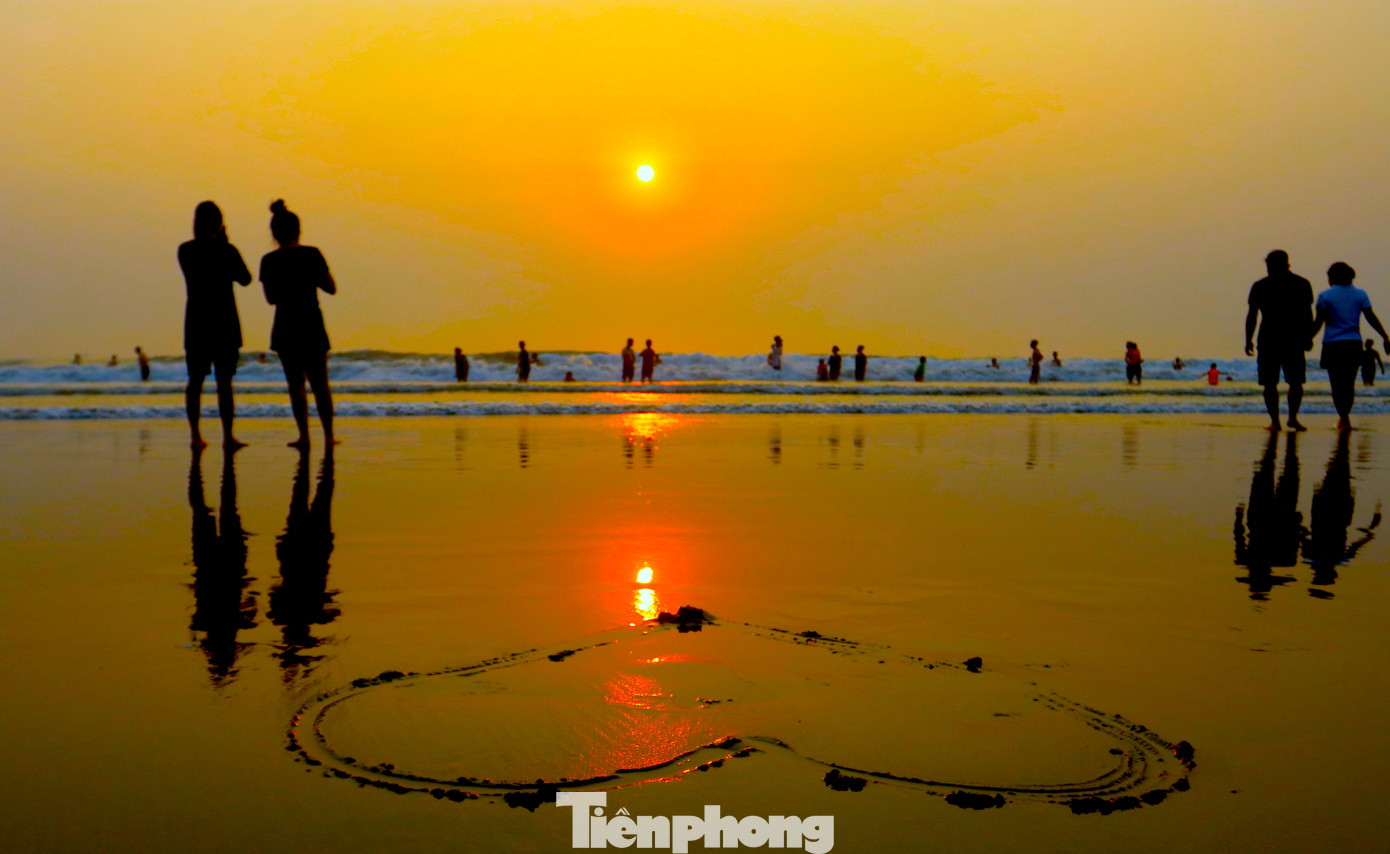 Những đôi nam nữ cũng tranh thủ lưu lại khoảnh khắc đặc biệt cùng nhau.