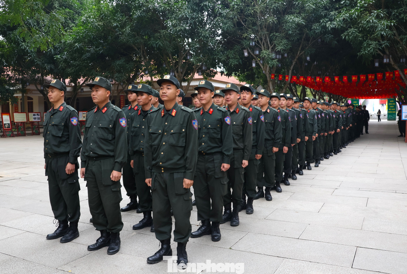 Ngày 4/1, Đoàn cơ sở Trung đoàn cảnh sát cơ động Bắc Trung Bộ đã hành quân về nguồn tại Khu Di tích Quốc gia đặc biệt Kim Liên (huyện Nam Đàn, Nghệ An) để tiến hành tạo cảnh quan môi trường xanh sạch đẹp cho khuôn viên Khu Di tích.