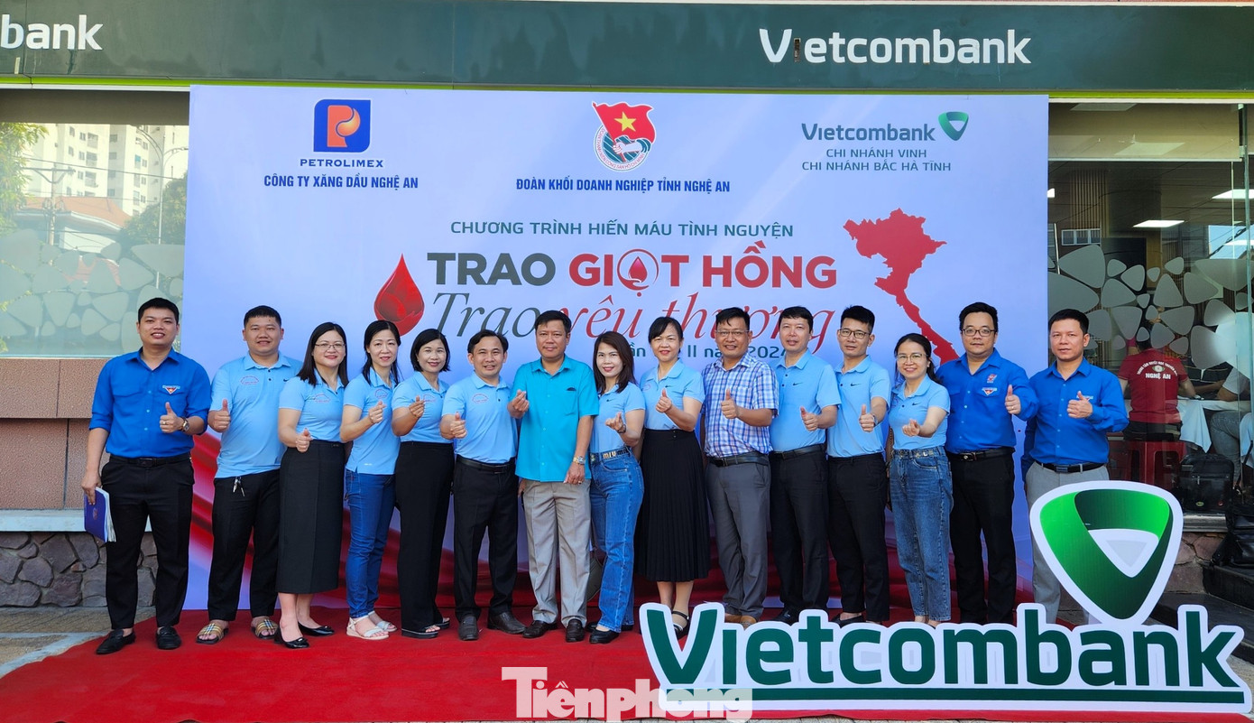 Được biết, trong sáng 6/7, ngày hội hiến máu tình nguyện đã tiếp nhận được hơn 200 đơn vị máu. Được biết, trong sáng 6/7, ngày hội hiến máu tình nguyện đã tiếp nhận được hơn 200 đơn vị máu.