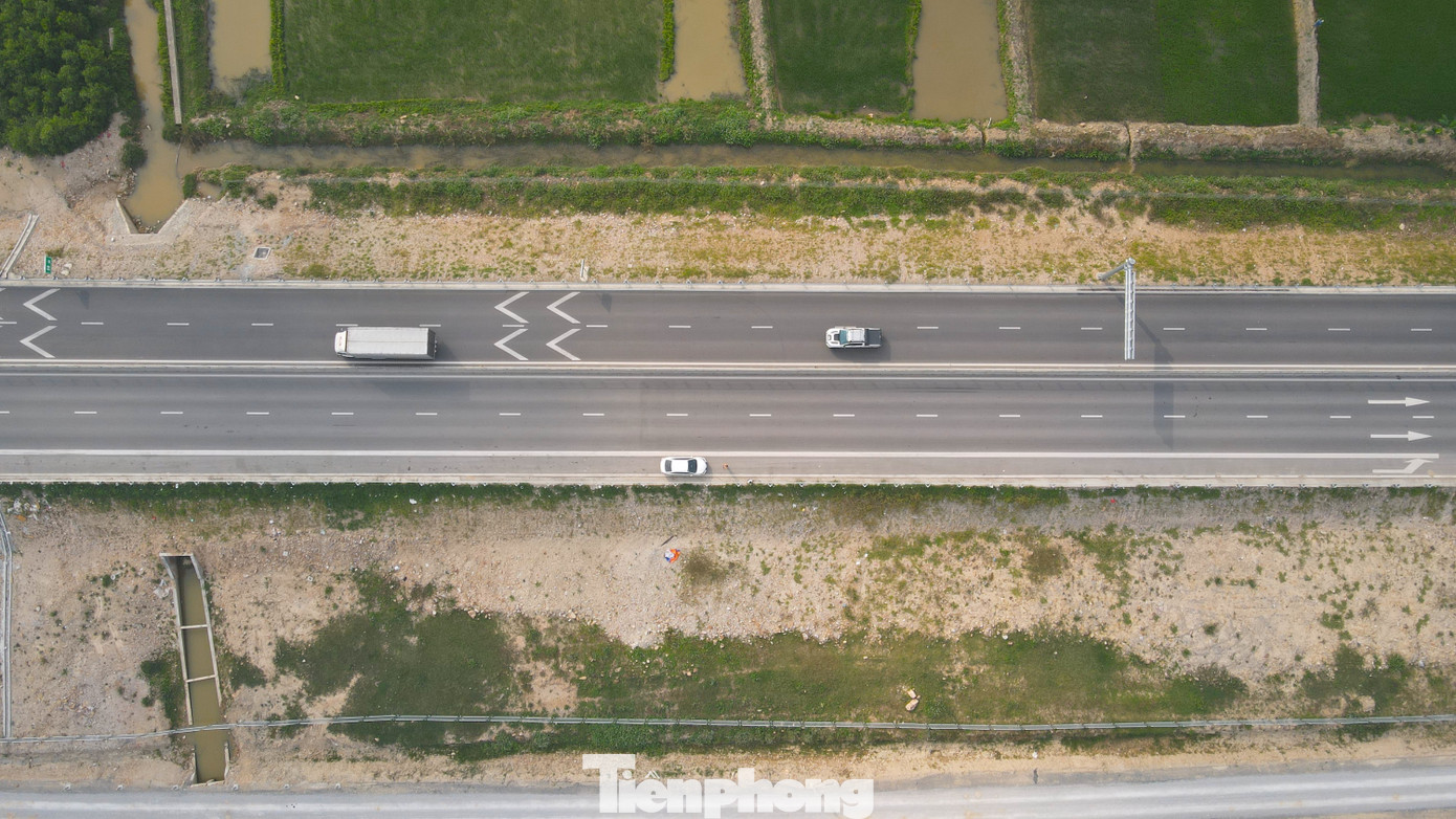Toàn tuyến không có làn khẩn cấp, chỉ bố trí một số điểm dừng khẩn cấp cách quãng 4 - 5km/1 điểm. Tuy nhiên, theo các tài xế thì điểm dừng khẩn cấp khá hẹp chỉ vừa đủ chiếc xe con đỗ vào. Toàn tuyến không có làn khẩn cấp, chỉ bố trí một số điểm dừng khẩn cấp cách quãng 4 - 5km/1 điểm. Tuy nhiên, theo các tài xế thì điểm dừng khẩn cấp khá hẹp chỉ vừa đủ chiếc xe con đỗ vào.