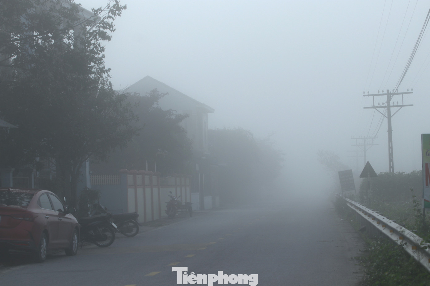 Sáng 19/1, nhiều huyện, thành thị ở Nghệ An như Nghi Lộc, Hưng Nguyên, thành phố Vinh... bất ngờ bị một lớp sương mù dày đặc bao phủ. Sương mù phủ kín khiến nhiều khu vực có tầm nhìn bị hạn chế xuống chỉ còn khoảng 50m. Sáng 19/1, nhiều huyện, thành thị ở Nghệ An như Nghi Lộc, Hưng Nguyên, thành phố Vinh... bất ngờ bị một lớp sương mù dày đặc bao phủ. Sương mù phủ kín khiến nhiều khu vực có tầm nhìn bị hạn chế xuống chỉ còn khoảng 50m.