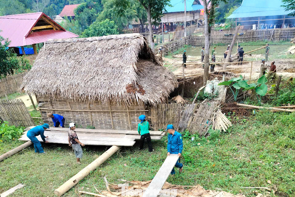 Hai ngày qua, lực lượng chức năng trên địa bàn xã Môn Sơn (huyện Con Cuông, Nghệ An) đã đồng loạt ra quân giúp đỡ đồng bào tộc người Đan Lai ở vùng lõi Vườn Quốc gia Pù Mát tháo dỡ nhà cũ, chuẩn bị xây nhà mới theo chương trình làm nhà cho hộ nghèo, hộ khó khăn về nhà ở.