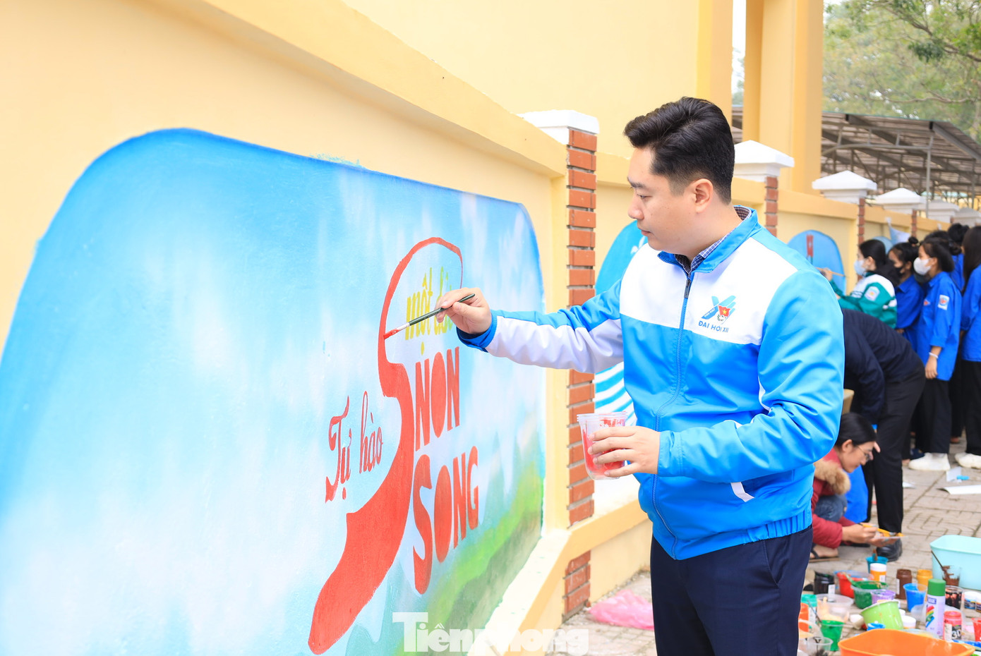 Anh Lê Văn Lương - UV BTV T.Ư Đoàn, Bí thư Tỉnh Đoàn Nghệ An tô điểm thêm cho bức vẽ "Tự hào một dải non sông". Anh Lê Văn Lương - UV BTV T.Ư Đoàn, Bí thư Tỉnh Đoàn Nghệ An tô điểm thêm cho bức vẽ "Tự hào một dải non sông".