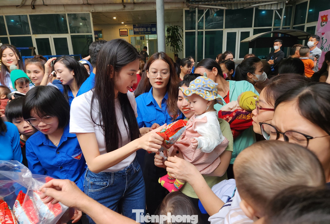 Sau lễ khánh thành khu vui chơi dành cho thiếu nhi, Ban tổ chức đã trao tặng nhiều phần quà ý nghĩa đến các cháu nhỏ đang điều trị tại Bệnh viện Sản nhi Nghệ An.