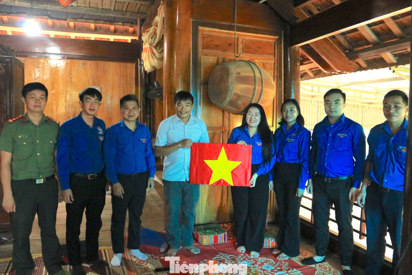 Trao tặng quà, cờ Tổ quốc cho già làng trưởng bản có uy tín. Trao tặng quà, cờ Tổ quốc cho già làng trưởng bản có uy tín.